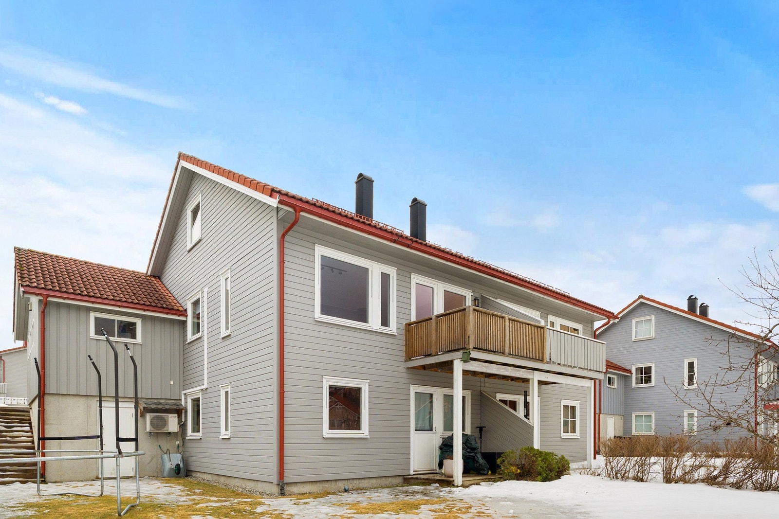 Boligen ligger i et familievennlig og veletablert boområde. Galleribilde