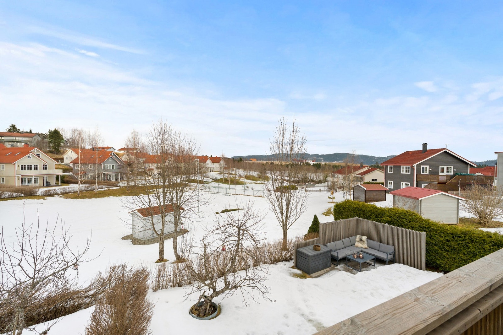 Boligen grenser mot et stort og pent opparbeidet friområde, som er godt tilrettelagt for barn med både fotballbane og lekeplasser. Galleribilde