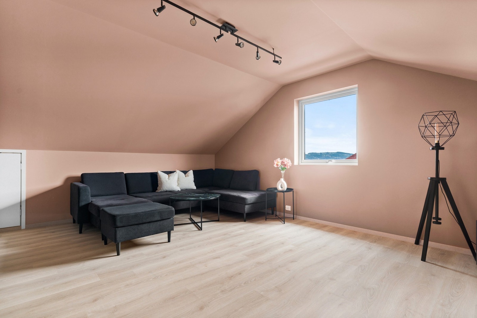 Stor loftstue på 24 kvm som er et perfekt oppholdsrom for store og små. Galleribilde