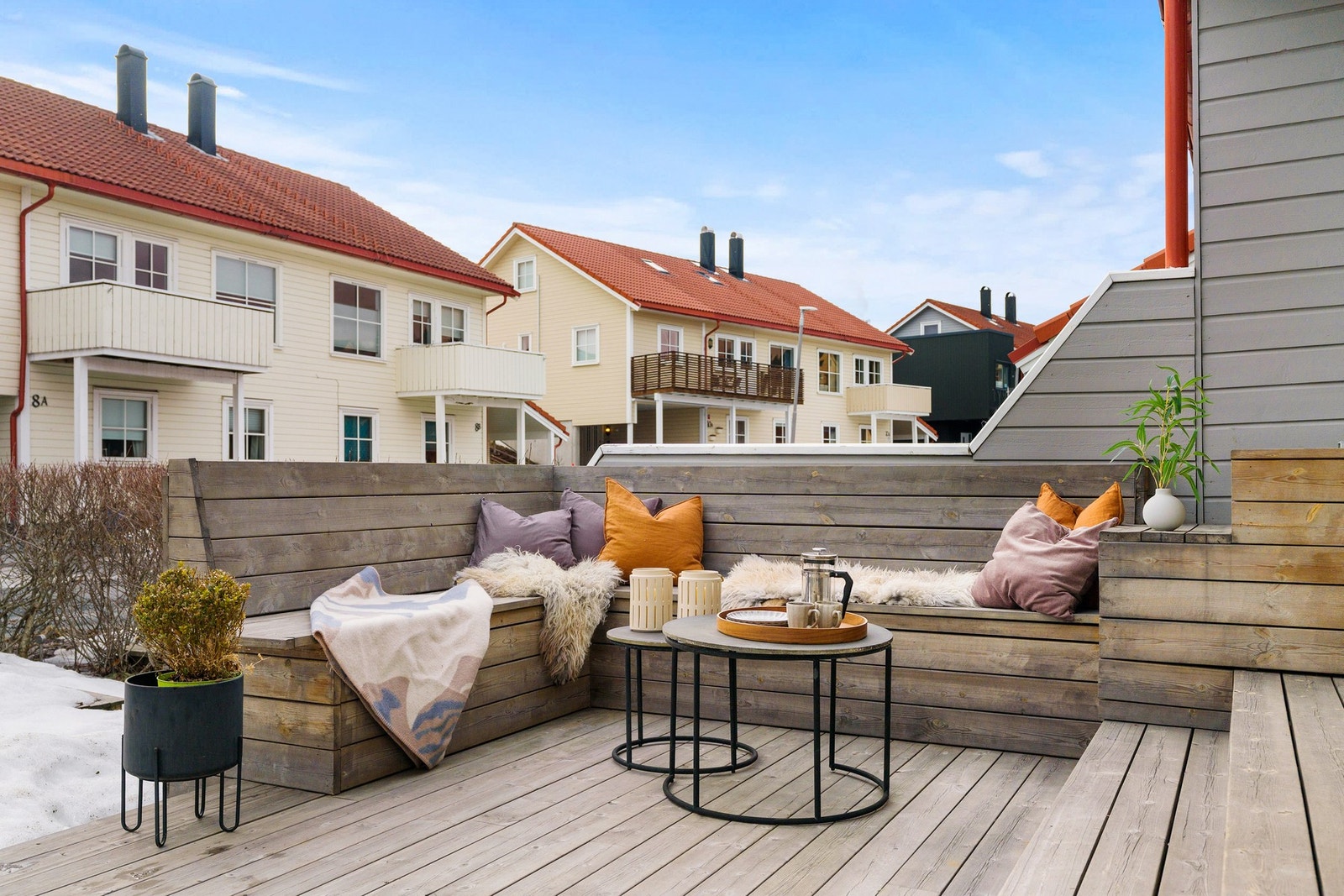 Sørvendt terrasse på 19 kvm med gode solforhold. Galleribilde