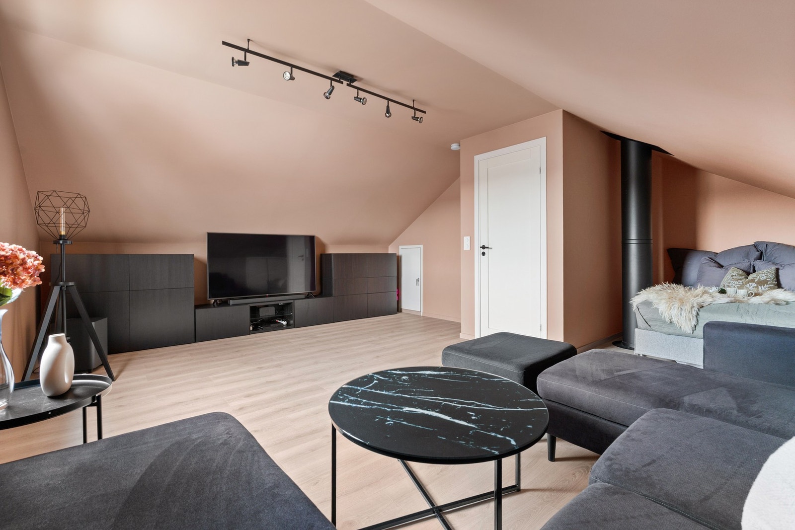 Dagens eier har lukket av oppe som gjør det mye mer praktisk. Rommet ble pusset opp i 2021. Galleribilde