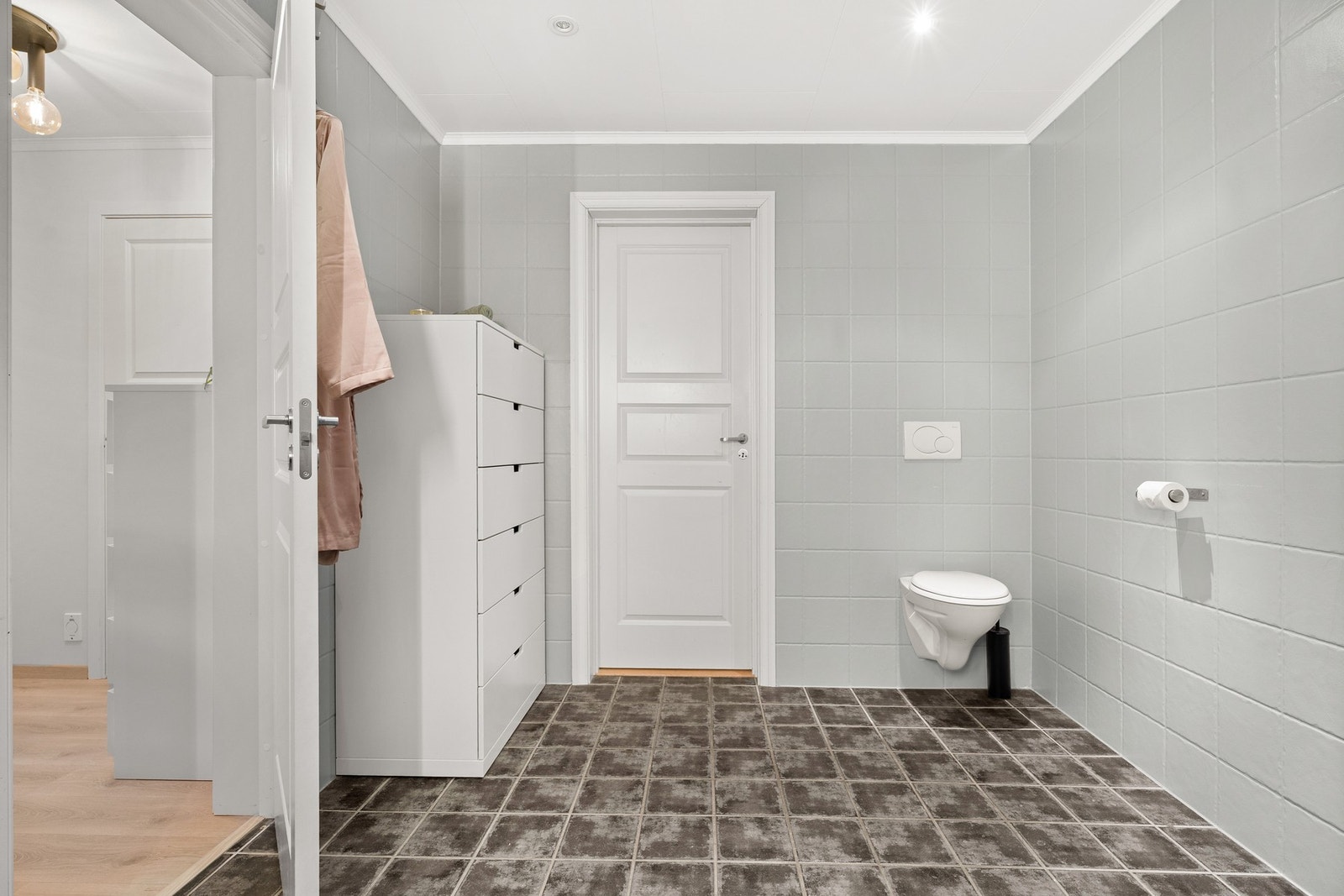 Fra badet er det inngang til vaskerommet. Galleribilde