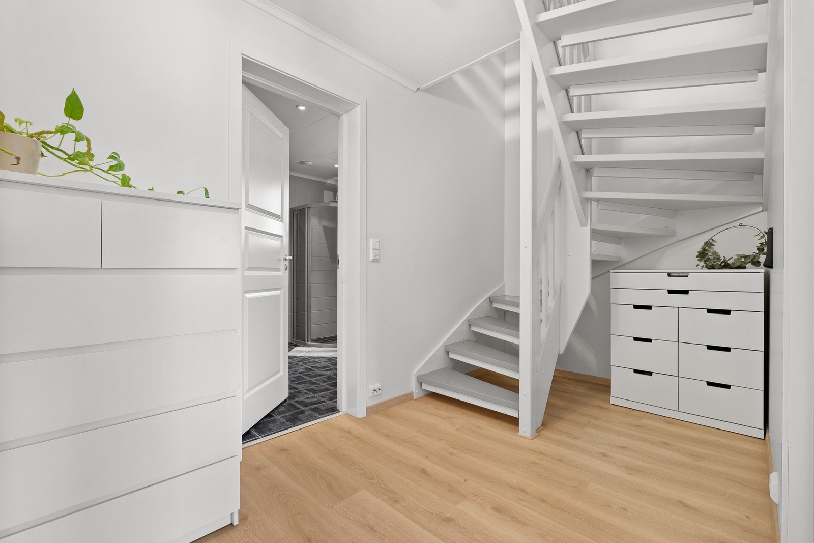 Nede er det 3 soverom, bad, vaskerom og en romslig bod. Galleribilde