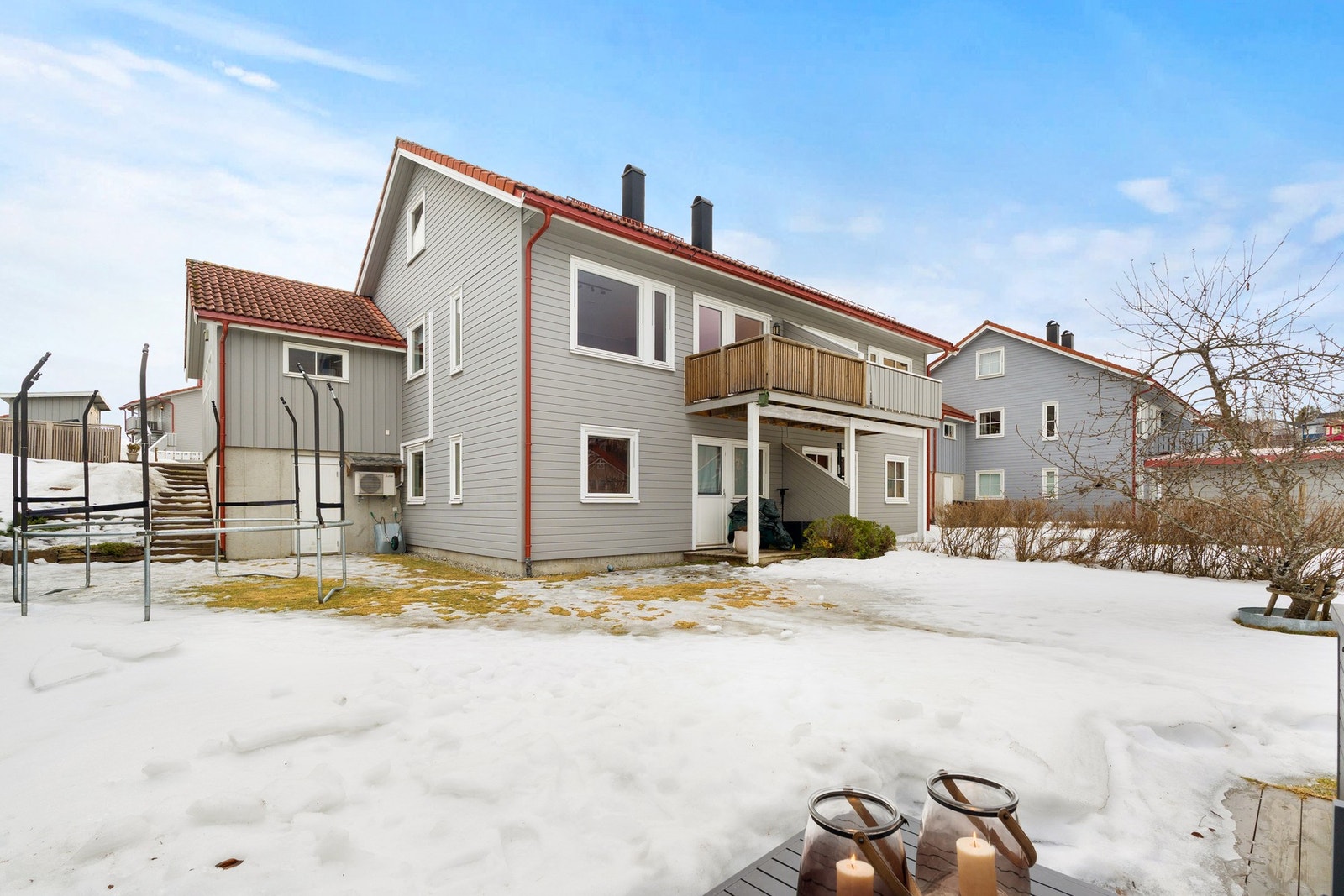 En meget flott familiebolig med solrik og fin hjørnetomt. Galleribilde