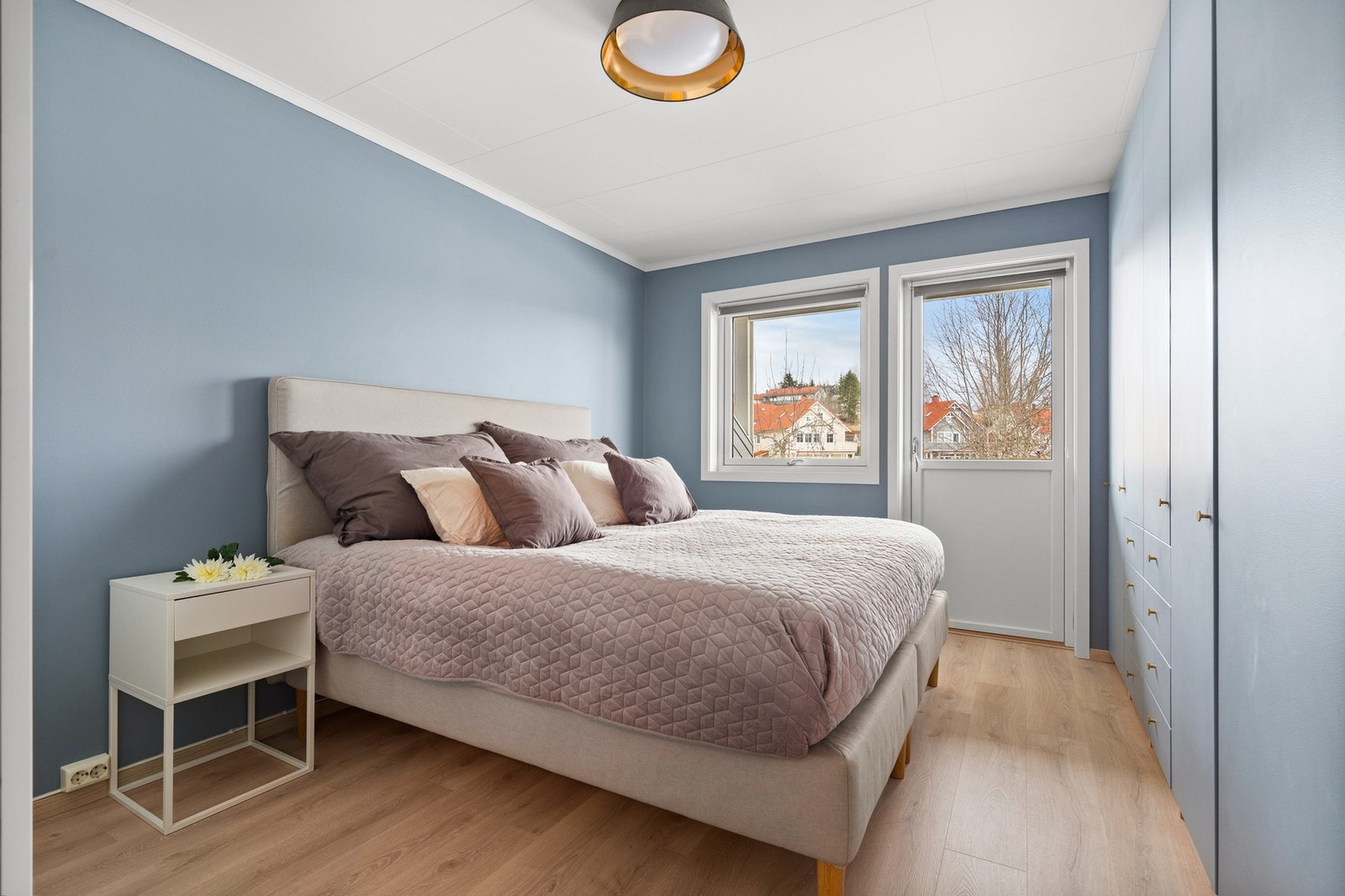 Delikat hovedsoverom på 13 kvm med direkte utgang til terrasse. Galleribilde