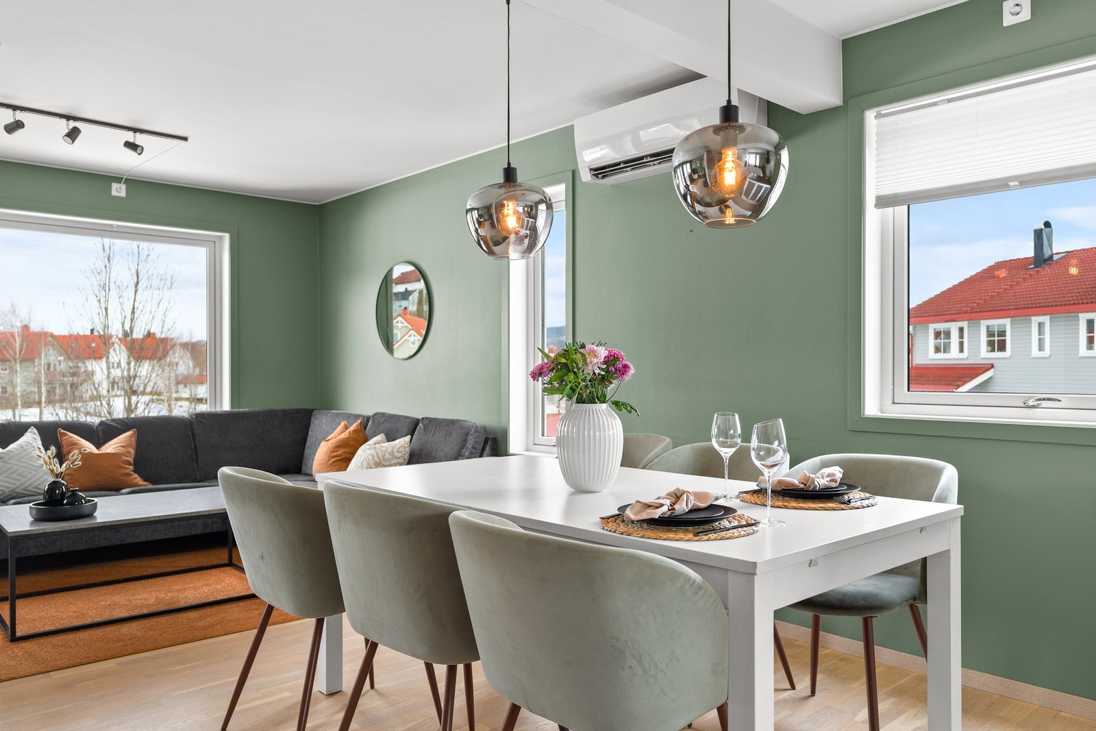 Boligen har varmepumpe og vedfyring. Galleribilde