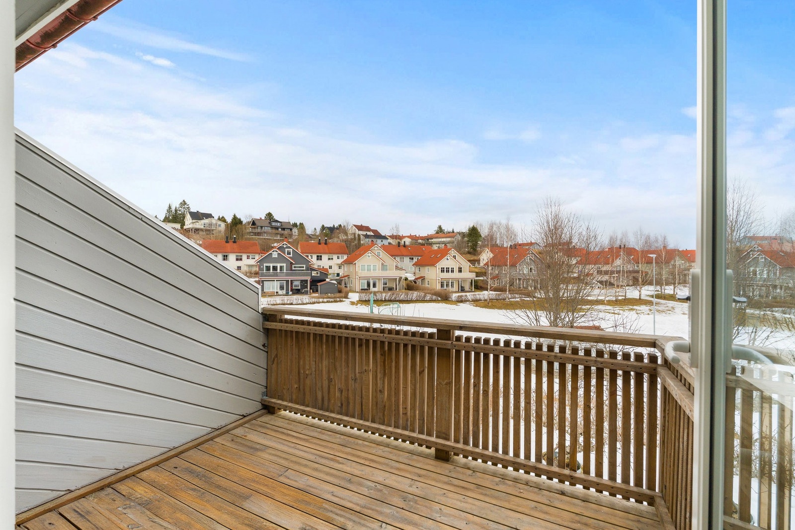 Fra stuen er det utgang til en hyggelig veranda. Her kan morgensolen nytes evt. når solen kommer tilbake hit på kveldstid. Galleribilde