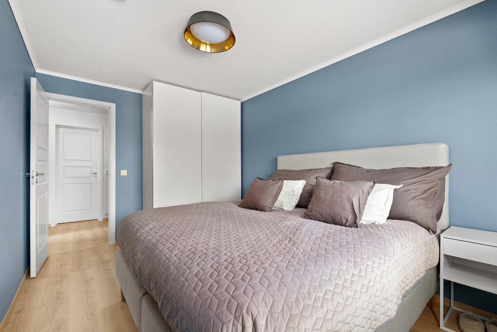 Her er det god plass til dobbeltseng og garderobeskap. Galleribilde