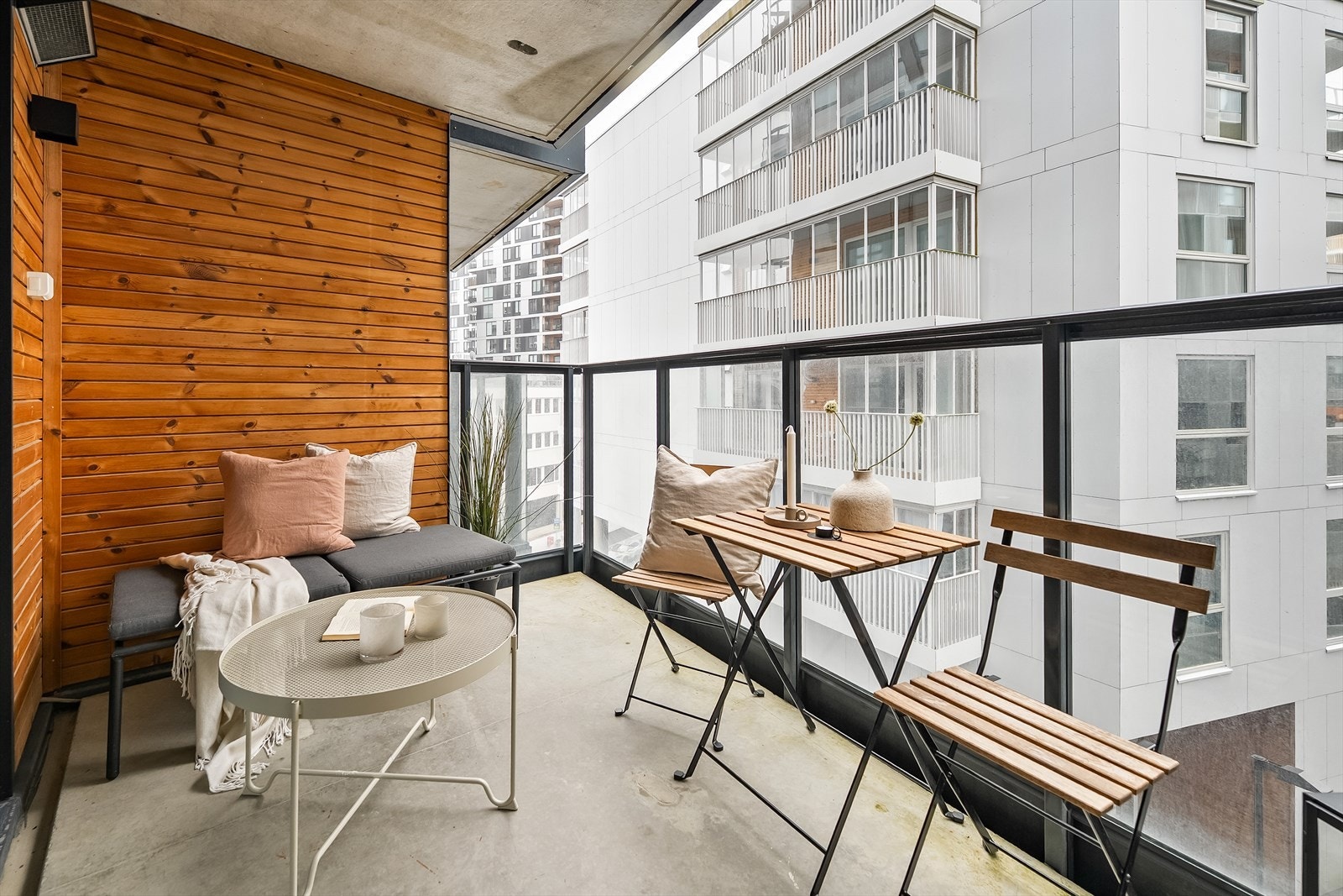 Disse leder ut til en koselig, overbygd balkong på ca. 7 kvm. Galleribilde