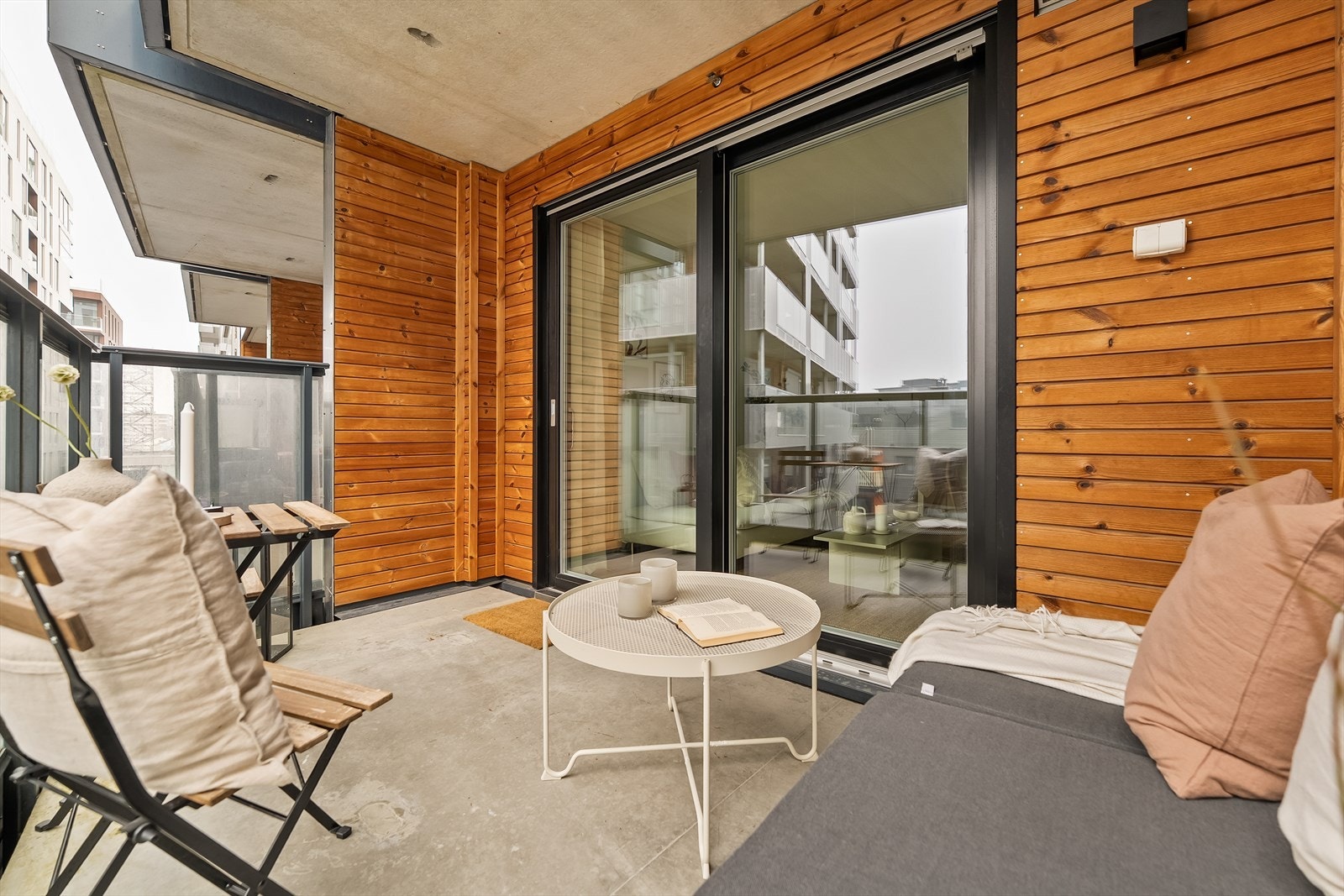 Balkongen fungerer som en naturlig forlengelse av stuen i sommerhalvåret og gir ekstra romfølelse i leiligheten. Galleribilde