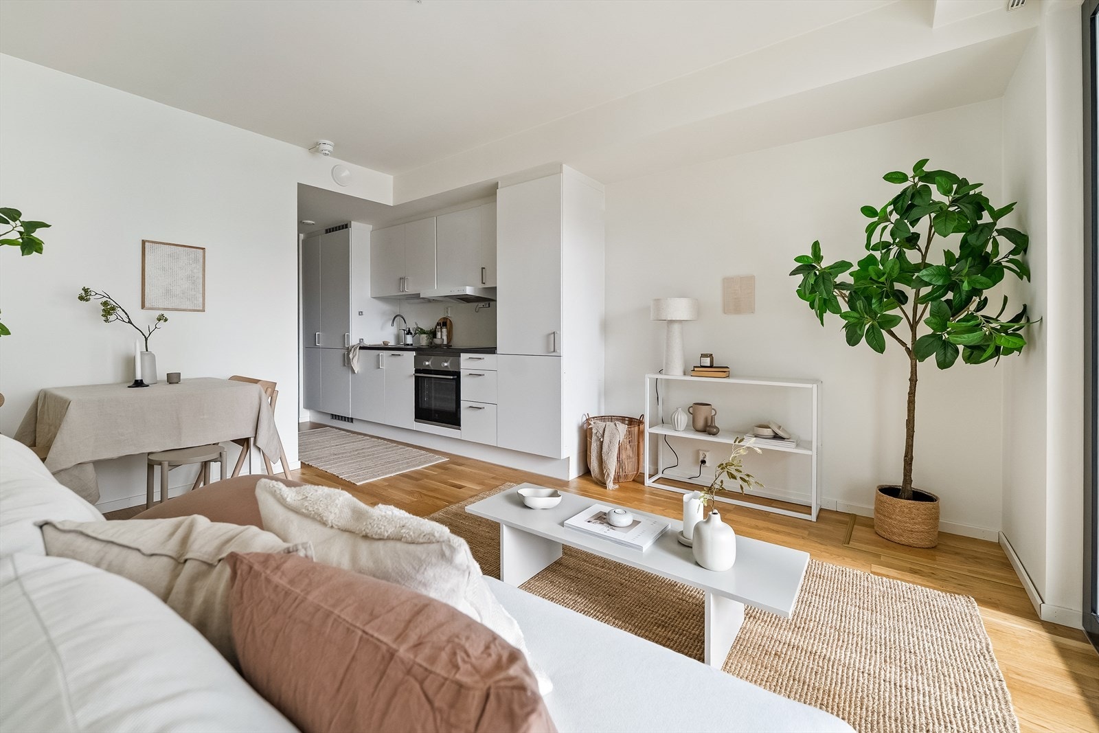 Stue og kjøkken ligger i en moderne åpen løsning som skaper en luftig og sosial romfølelse. Galleribilde