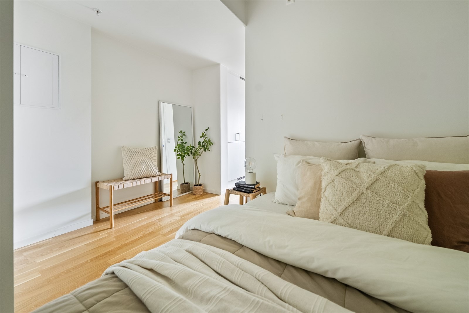 Når du kommer inn i entréen blir du møtt av en lys og innbydende atmosfære. Entréen har god plass til oppheng av yttertøy og sko. Galleribilde