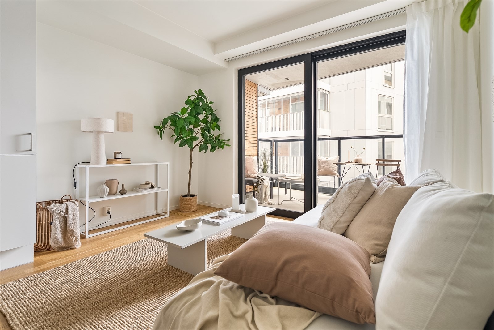 Fra stuedelen er det store skyvedører i glass som slipper inn rikelig med naturlig lys og skaper en god overgang mellom inne- og utearealet. Galleribilde