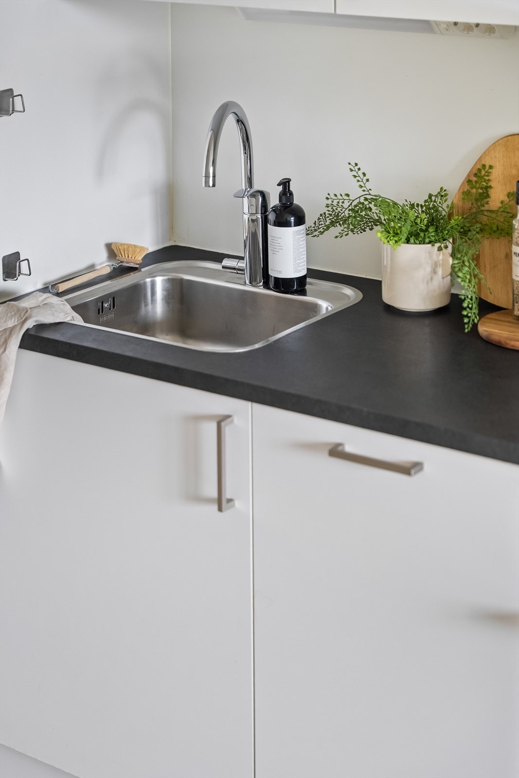 Her ligger alt til rette for enkel matlaging i en effektiv kjøkkensone. Galleribilde