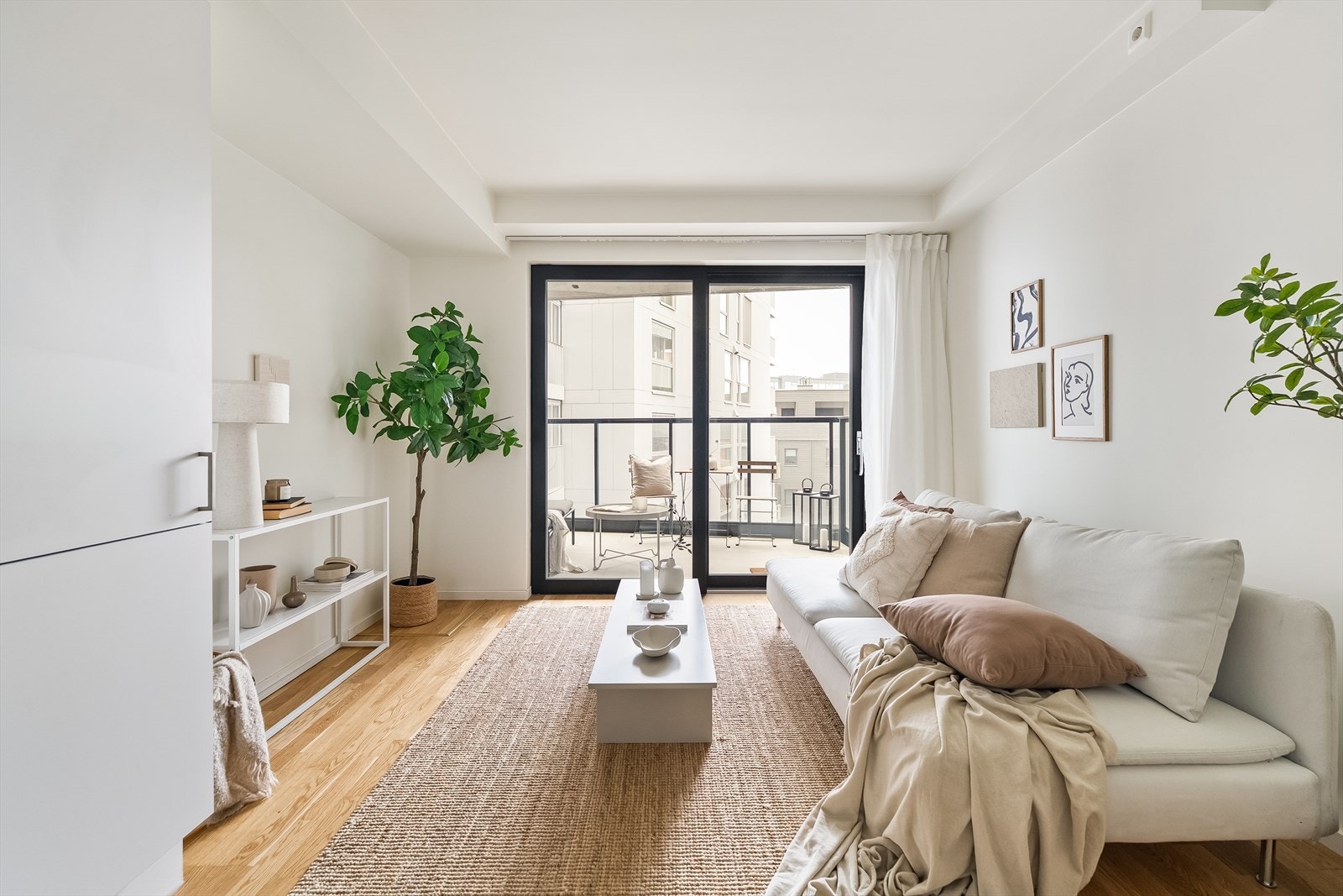 Stuen er åpen og romslig. Her er det gode muligheter for å innrede med både sofagruppe og TV-møblement. Galleribilde