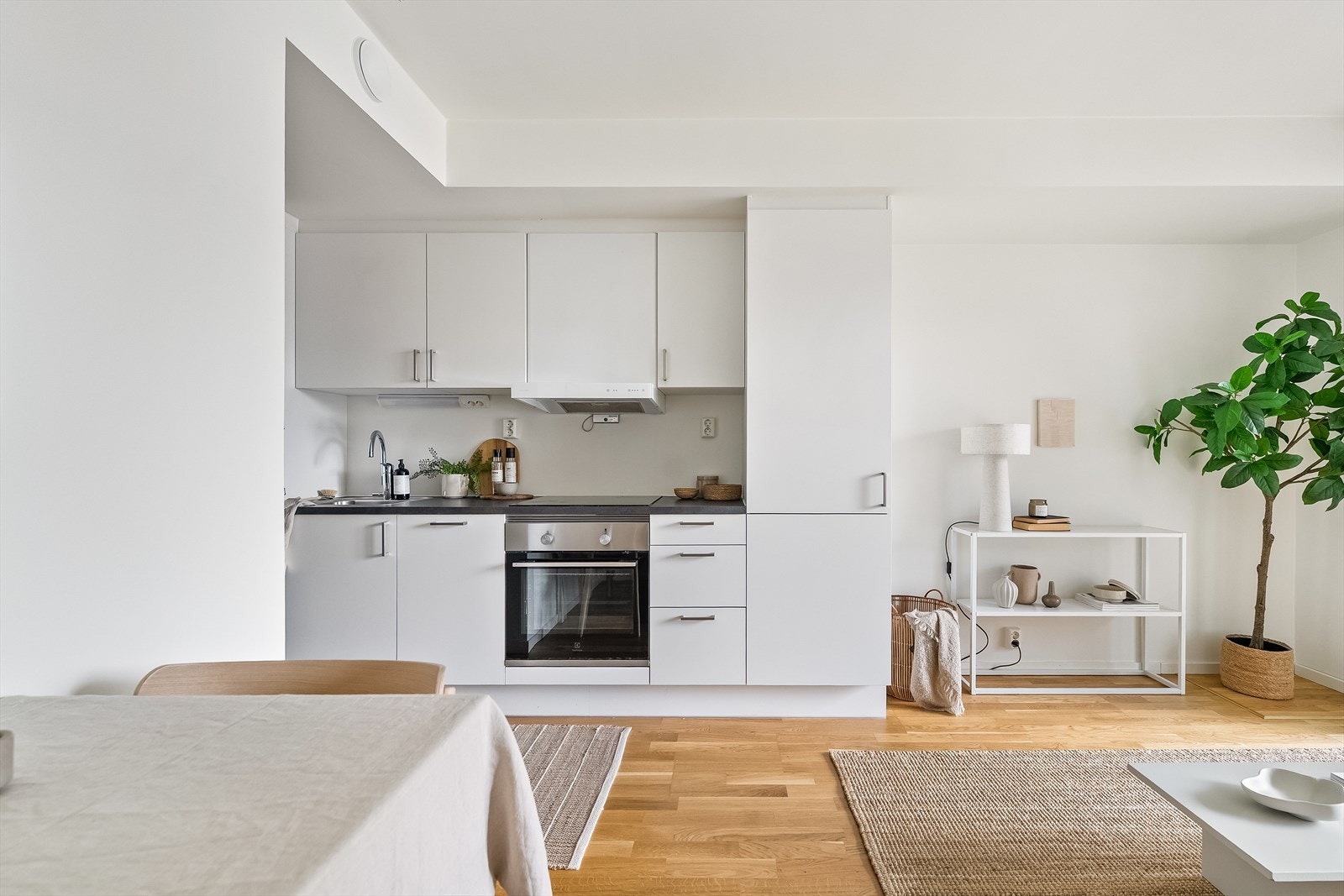 Kjøkkenet har en stilren innredning med malte fronter og laminat benkeplate som gir et moderne uttrykk, samtidig som det er praktisk i bruk. Galleribilde