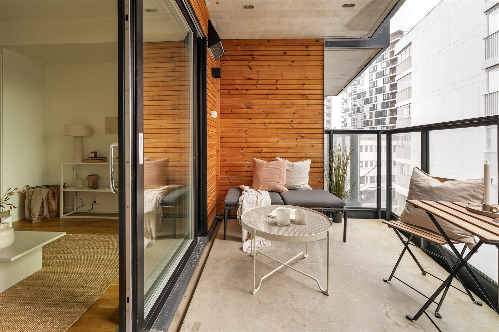 Her er det plass til utemøbler slik at du kan nyte rolige morgener med kaffe eller lange sommerkvelder ute. Galleribilde