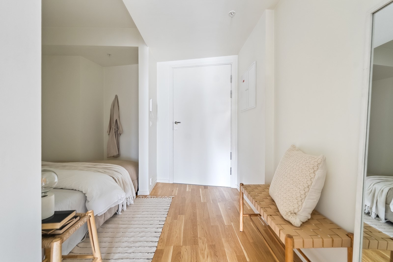 Velkommen inn! Leiligheten ligger i byggets 3. etasje og nås enkelt via både heis og trapp fra felles inngangsparti. Galleribilde