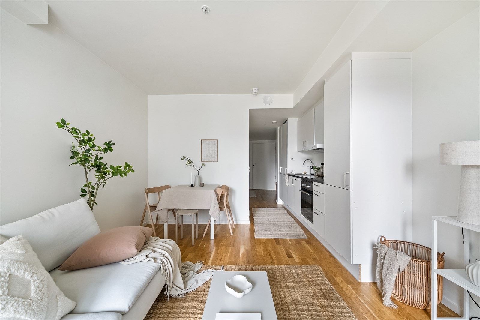 I stuen har du også en naturlig sone for et mindre spisebord. Galleribilde