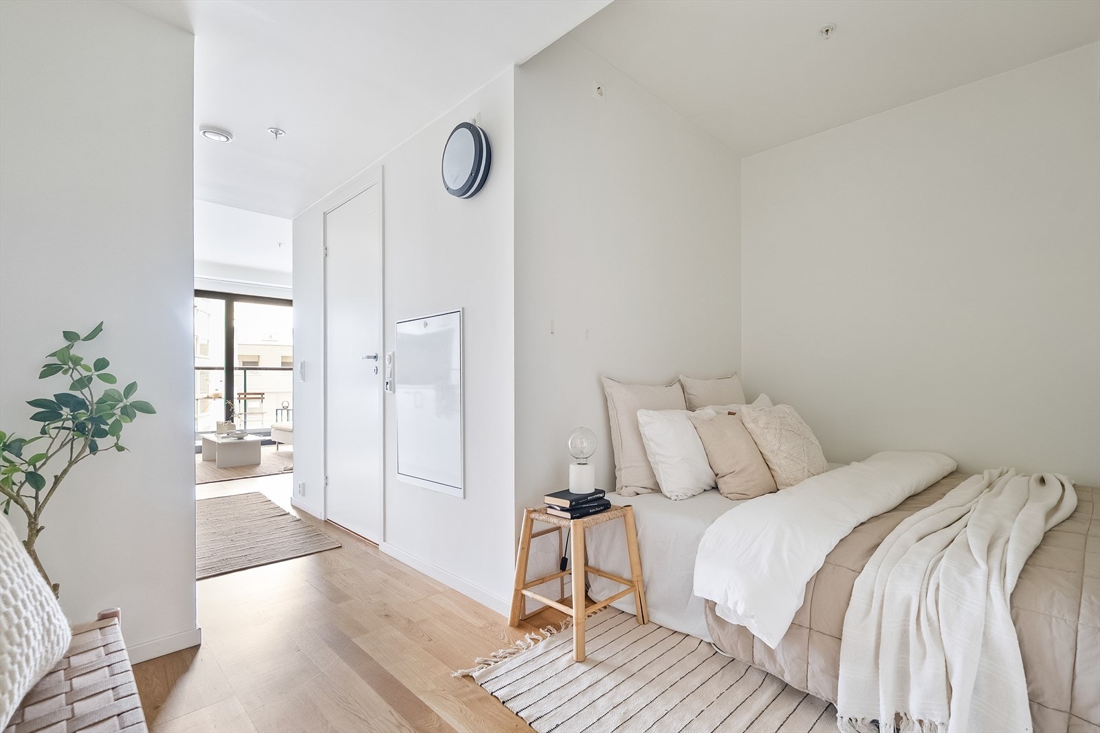 Ved entréen finner du også en smart og plassbesparende sovealkove. Denne løsningen gir en naturlig oppdeling mellom sone for opphold og sone for søvn, noe som er svært praktisk i en 1-roms leilighet. Galleribilde