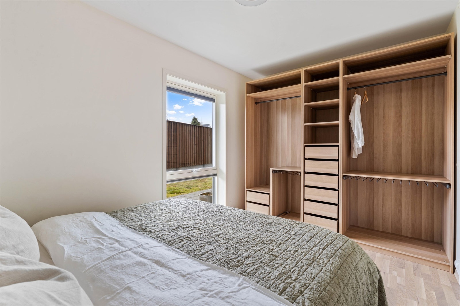 Soverommet har en stor og praktisk garderobe. Galleribilde