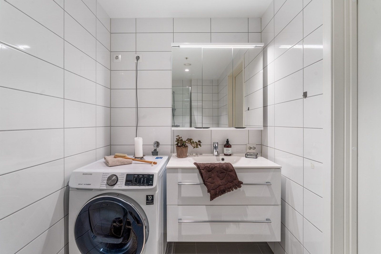 Helfliset bad med gullvarme, vegghengt innredning og dusjnisje. Galleribilde