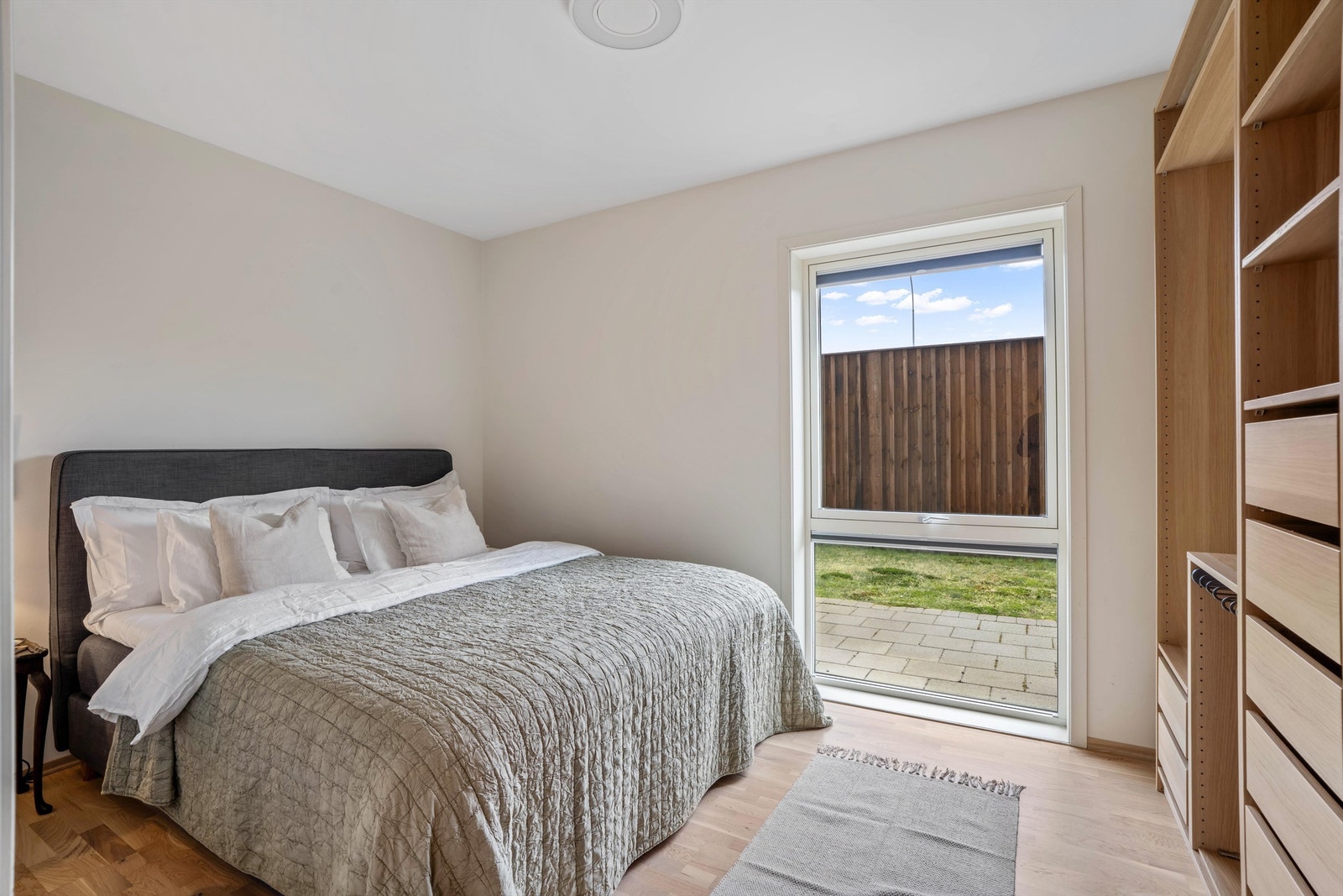 Romslig soverom. Galleribilde