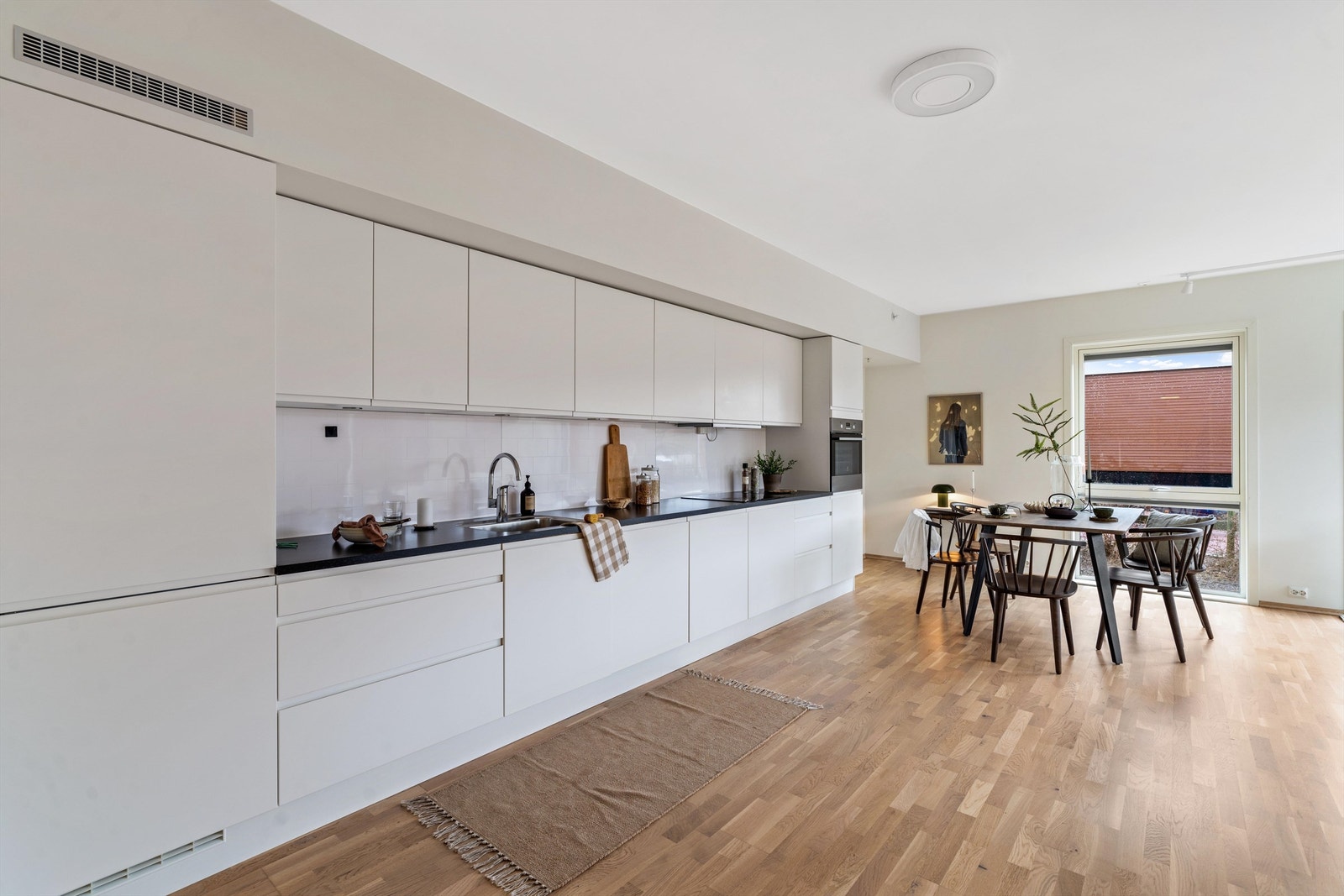 Gode arbeidsflater og nok av skapplass. Galleribilde