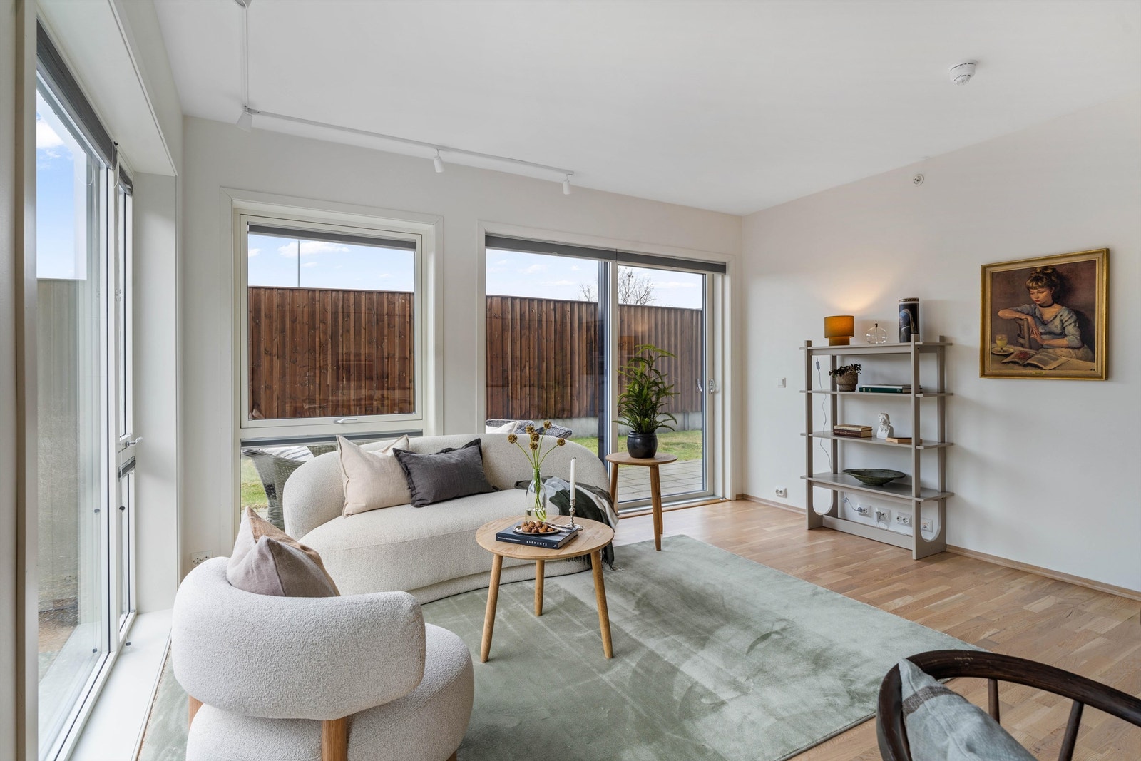 Fra stuen er det utgang til en skjermet uteplass. Galleribilde