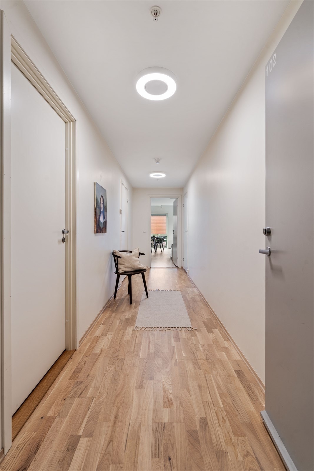 Stor gang med praktisk bod like ved entré. Galleribilde