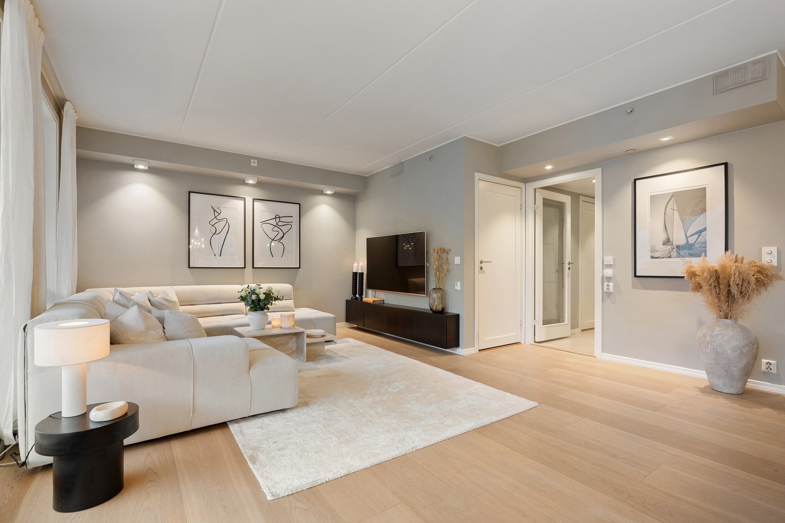 Stue og soverommene har lekker, enstavs bred eikeparkett! Galleribilde