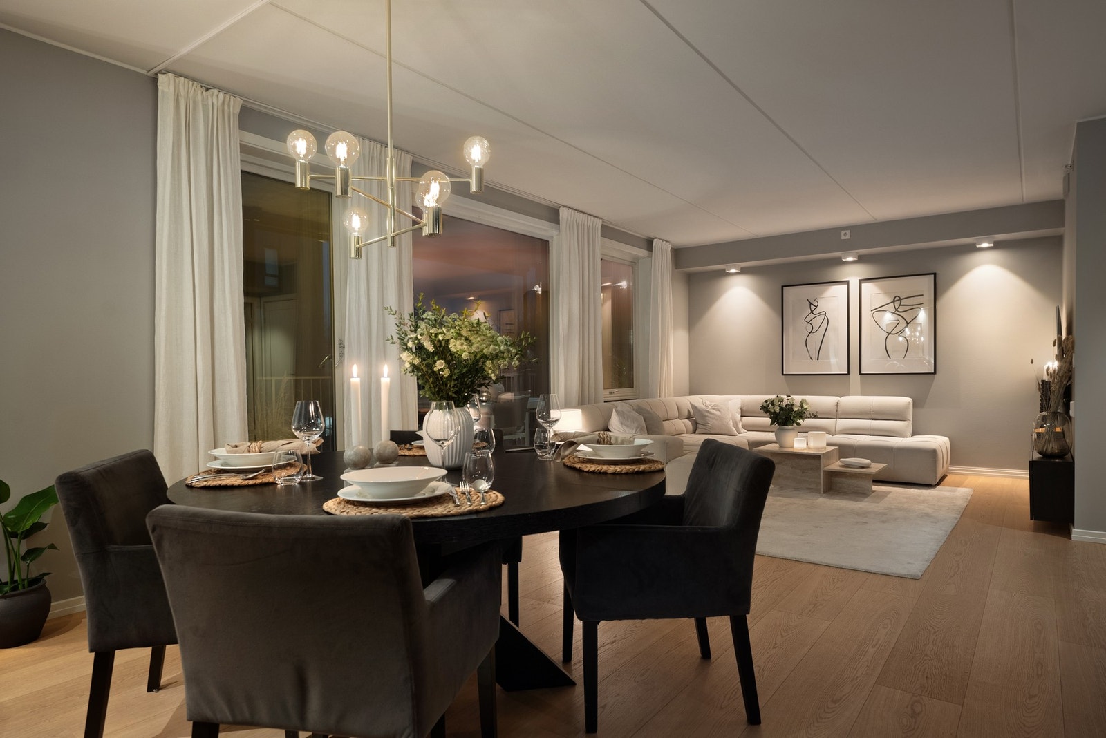 Oppholdsrom med kombinert stue og kjøkkenløsning Galleribilde