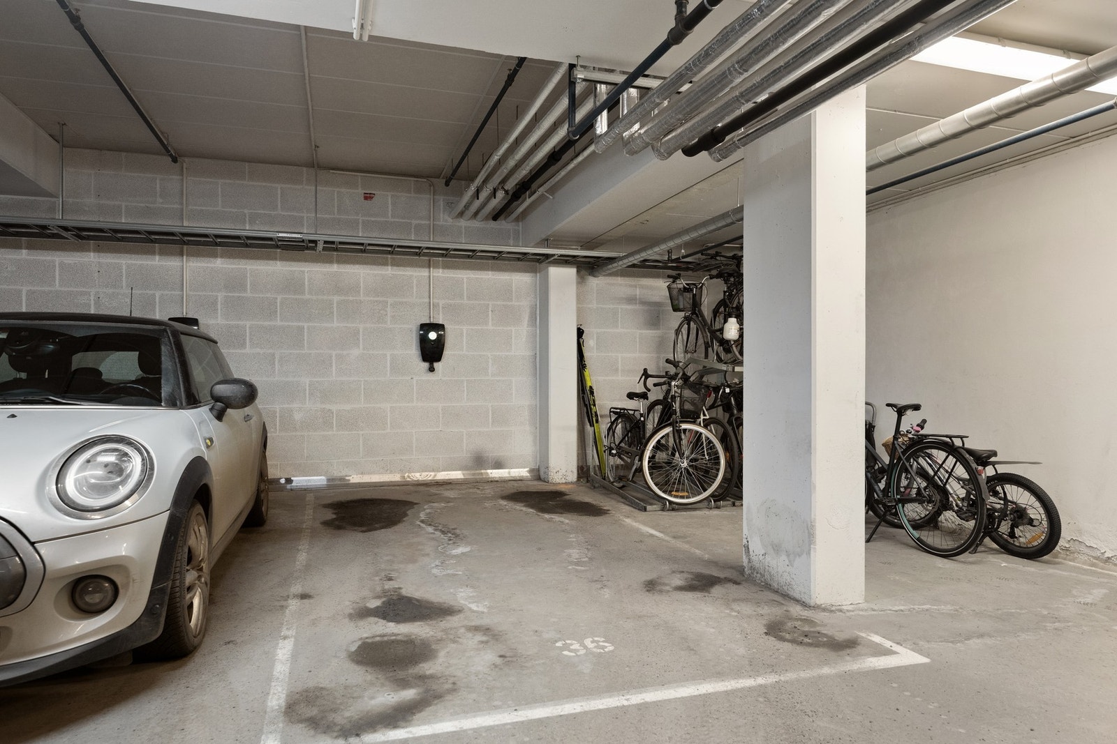 Det medfølger en garasjeplass, hvor det er montert lader Galleribilde