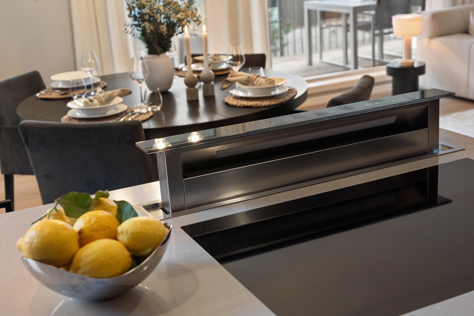 Platetopp og ventilator (med elektrisk hev/senk) nedfelt i benkeseksjonen. Begge fra Witt. Galleribilde