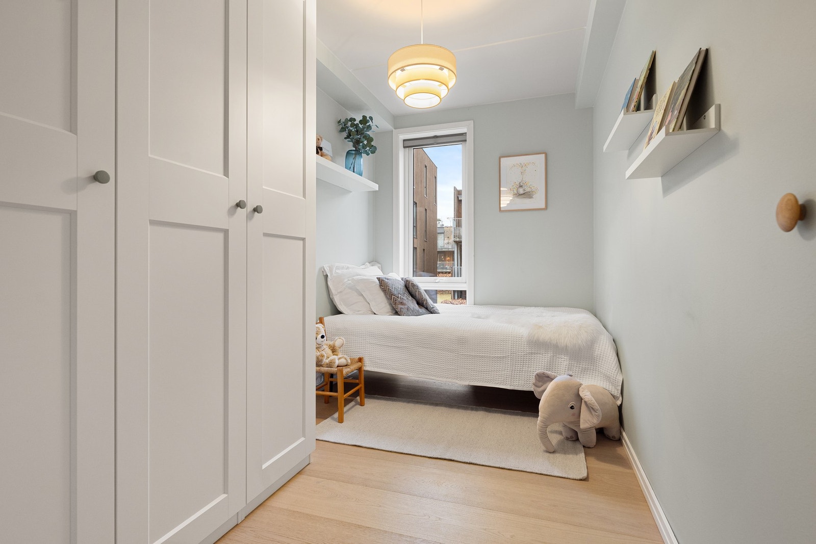 Soverom 2 med garderobeskap Galleribilde
