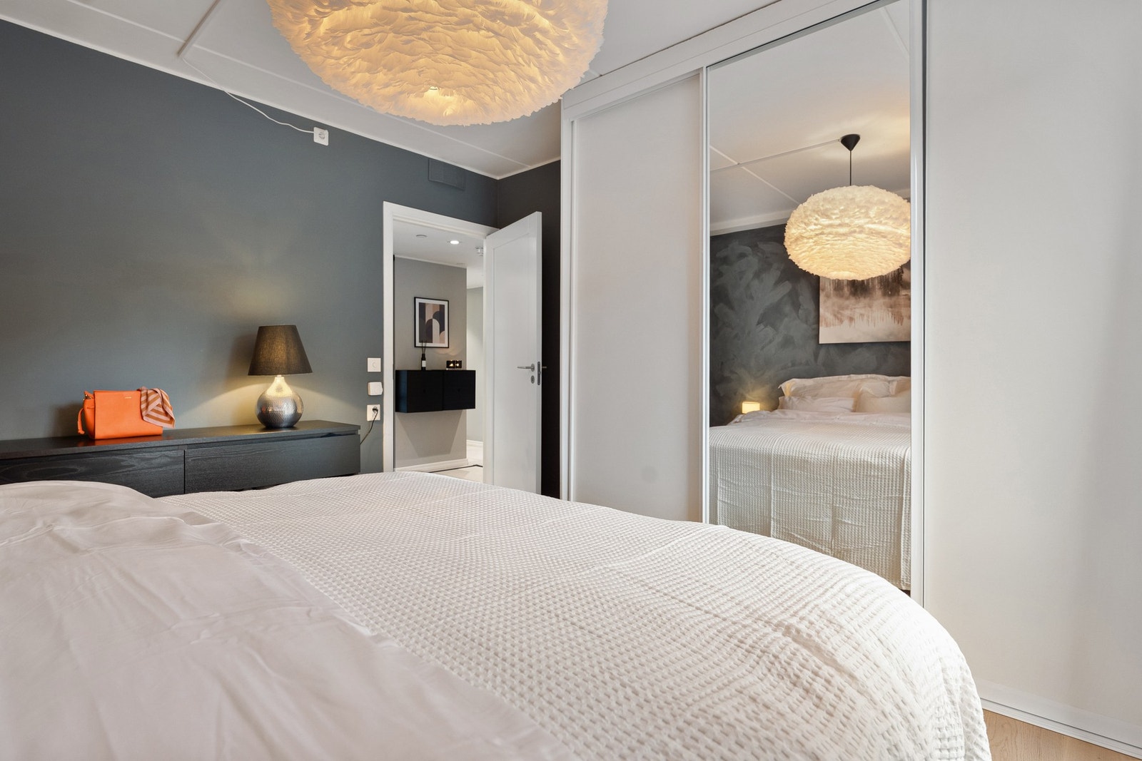 Hovedsoverom innredet med romslig skyvedørsgarderobe Galleribilde