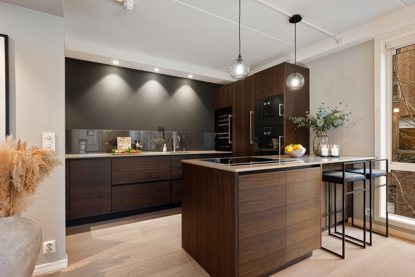 Kvalitetskjøkkenet fra Multiform er praktisk designet med god benke- og lagringsplass. Påkostet Silestone benkeplate. Galleribilde