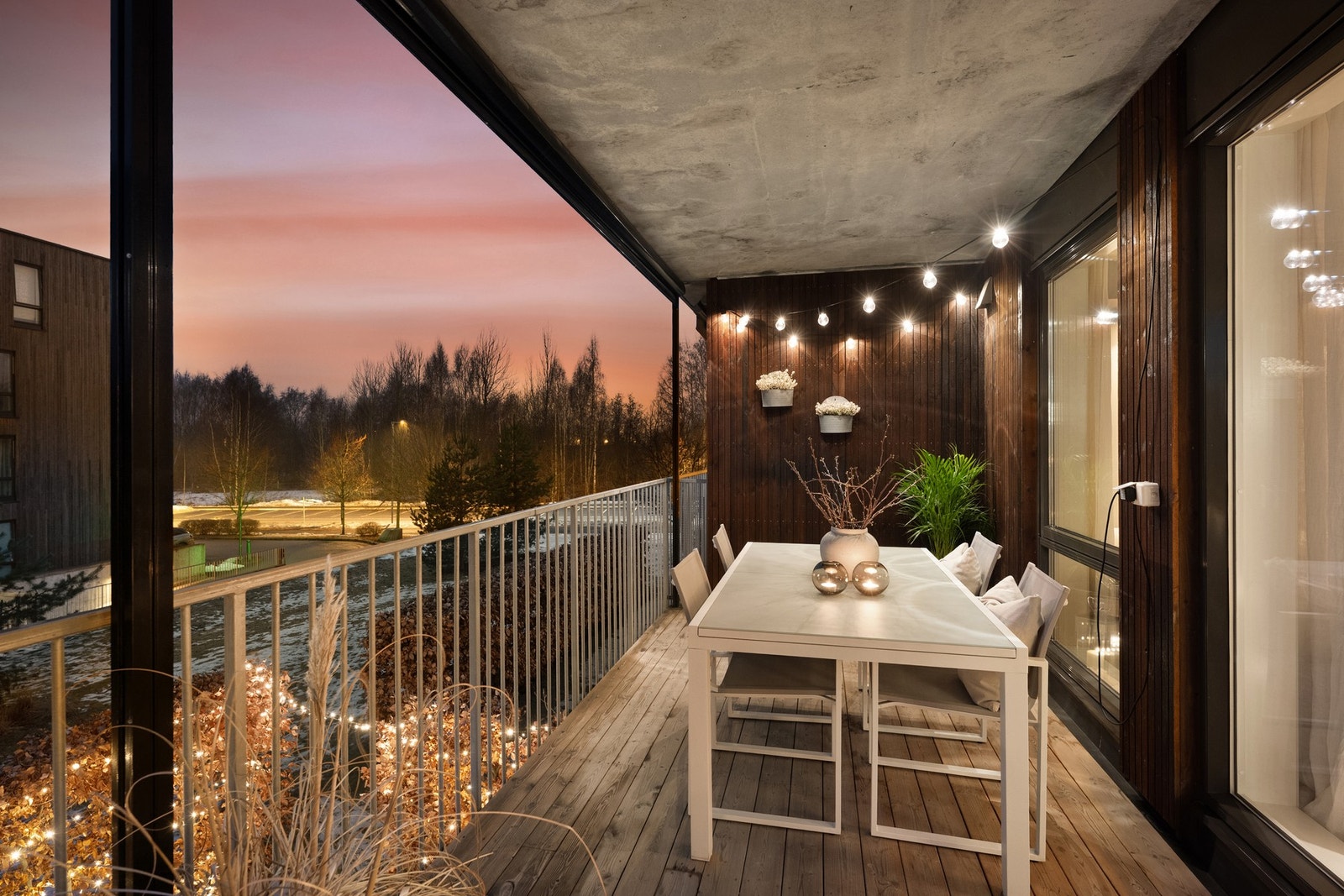 Det er god plass til både sofagruppe, spisebord, grill og annet tilhørende møblement på balkongen. Galleribilde