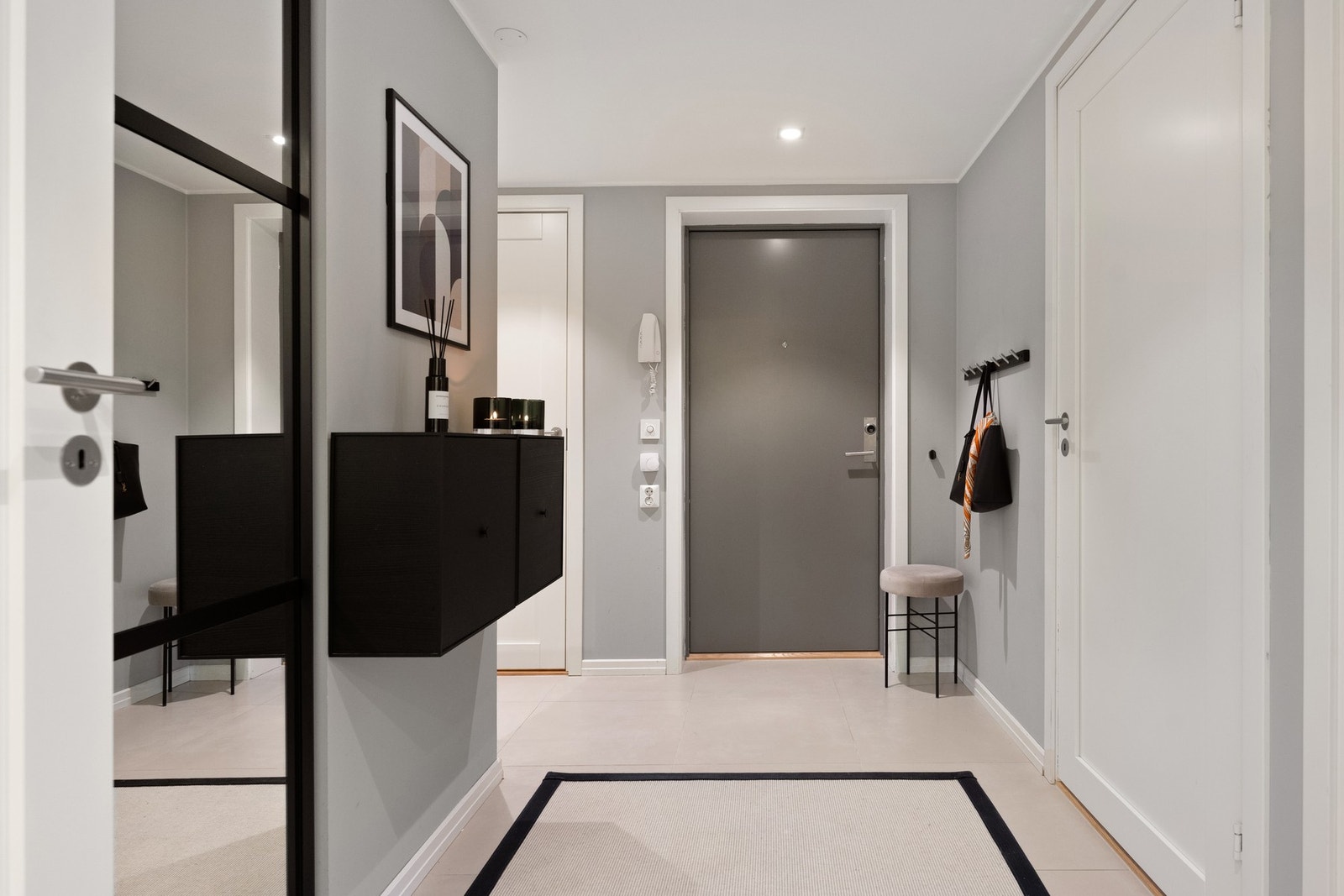 Entreens gulv er flislagt og det er downlights i himlingen Galleribilde