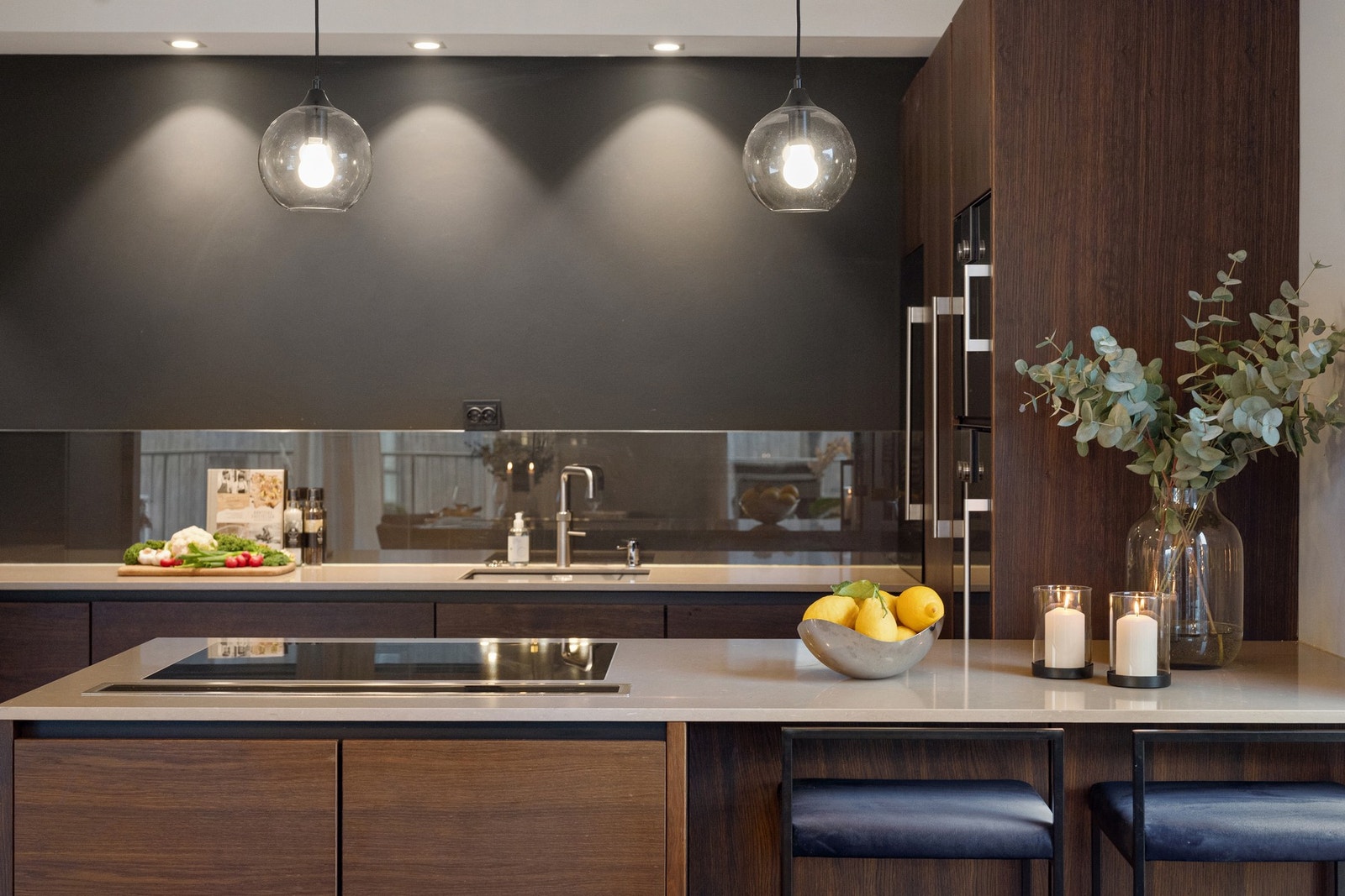 Stor kjøkkenøy som også har sitteplass Galleribilde