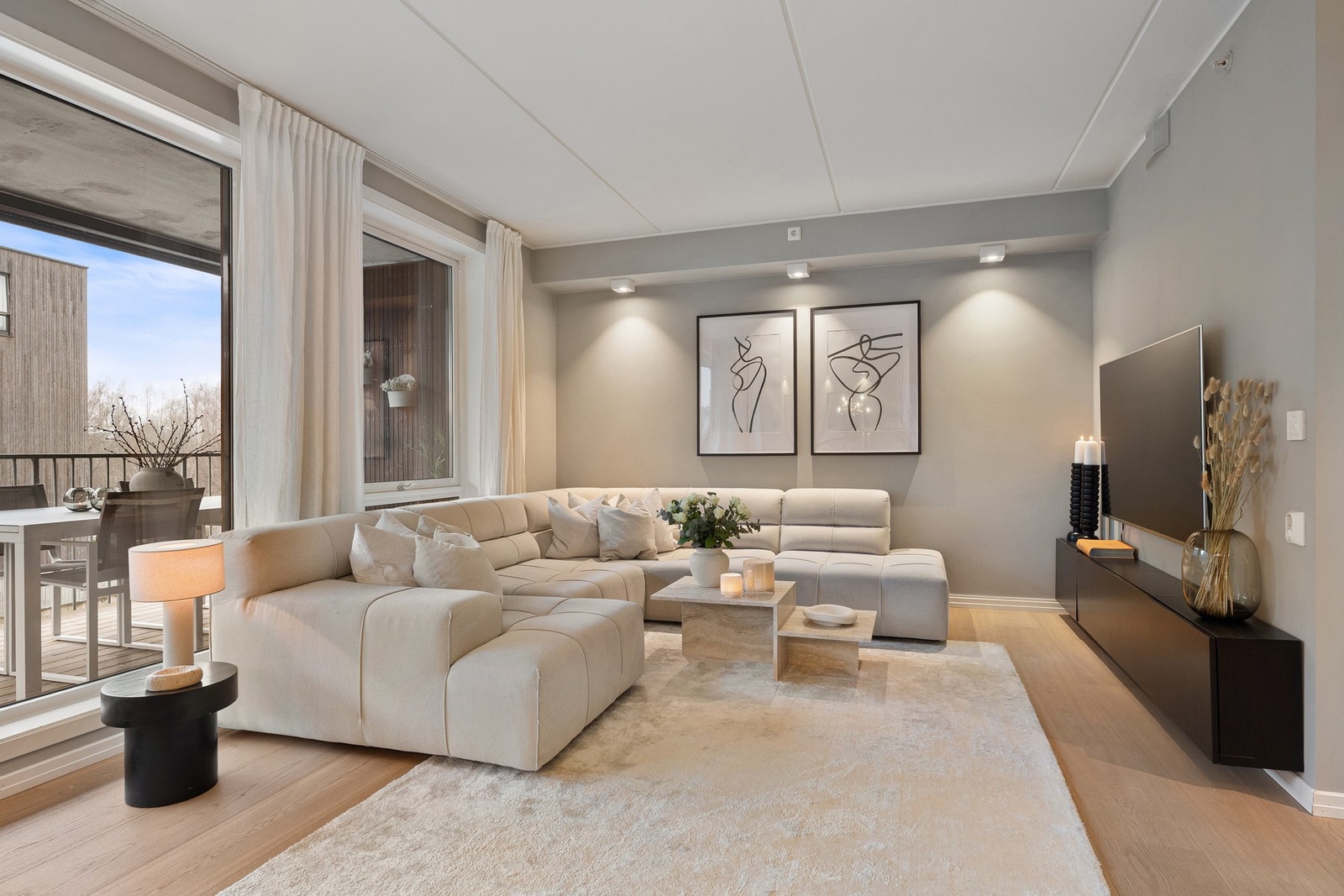 Fra stuen er det utgang til en romslig og meget solrik balkong på ca. 20 kvm. Galleribilde