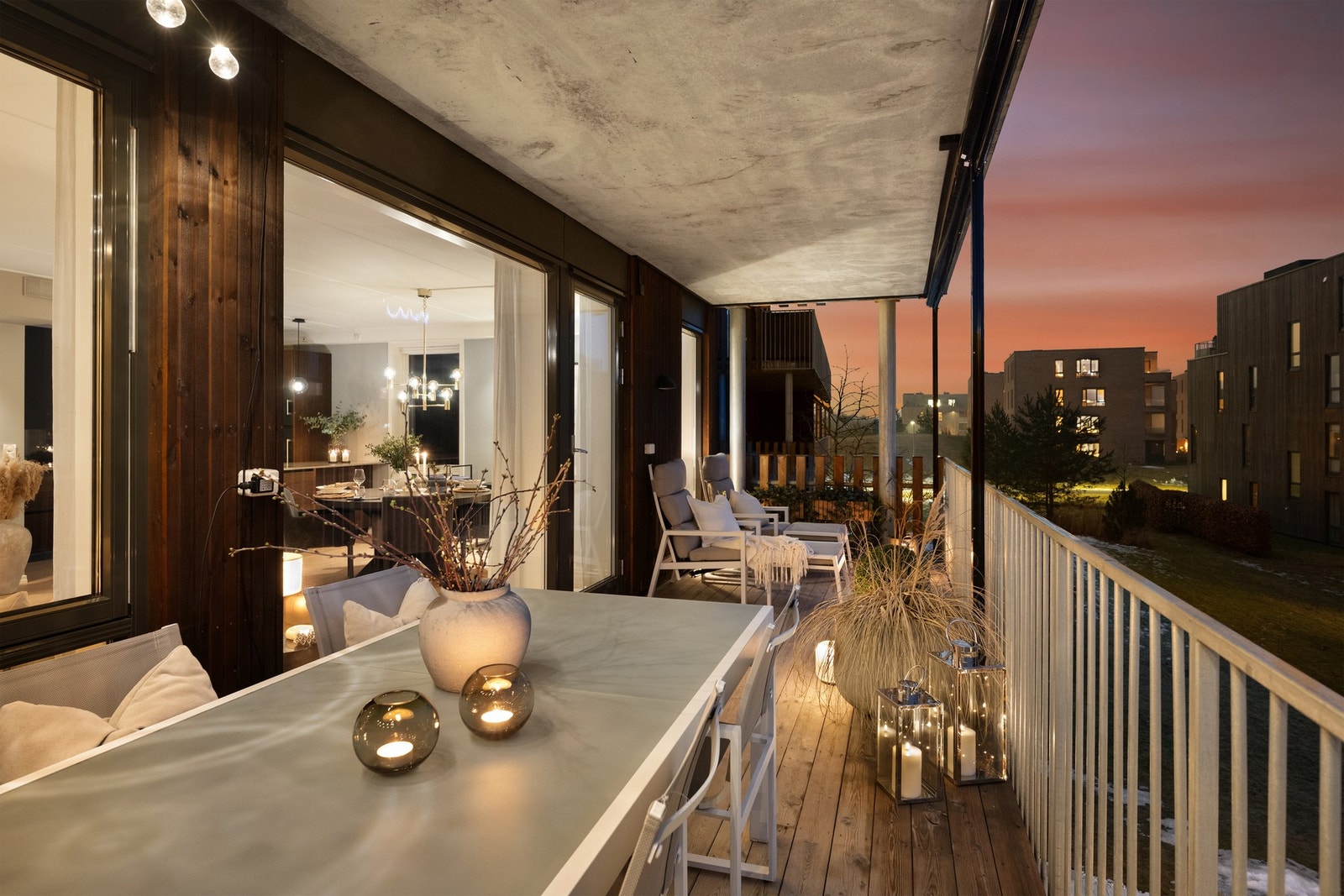 Uteplassen er såpass romslig at man har plass til både lounge og spisebord. Det er også mulighet å skjerme for solen med en elektriske screens. Galleribilde