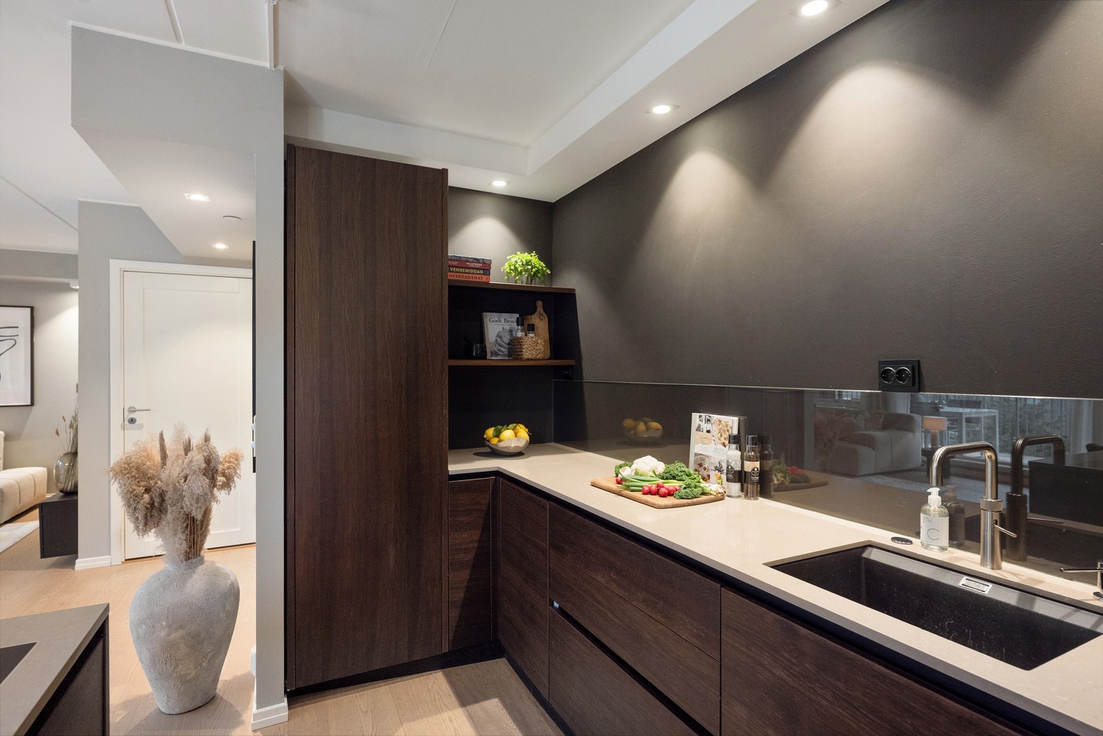 Kjøkkenet har både stekeovn og dampovn Galleribilde