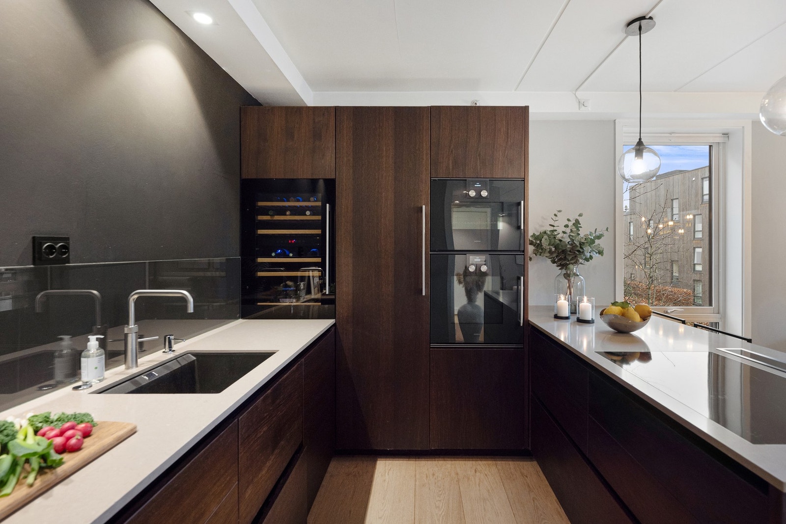 Her er det ikke spart på noe! Hvitevarer fra kvalitetsleverandører som Gaggenau, Miele og Siemens. Galleribilde