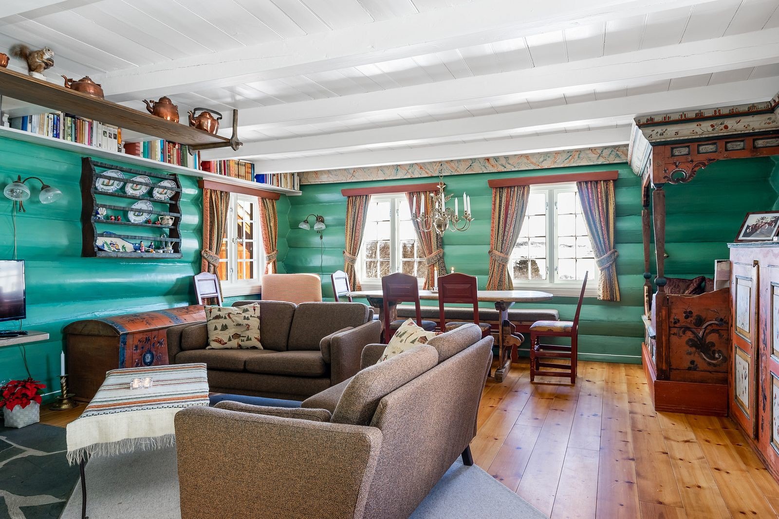 Stuen i hovedhuset/ Vasshusstoga er romslig og har fantastisk utsikt utover Totakvannet Galleribilde