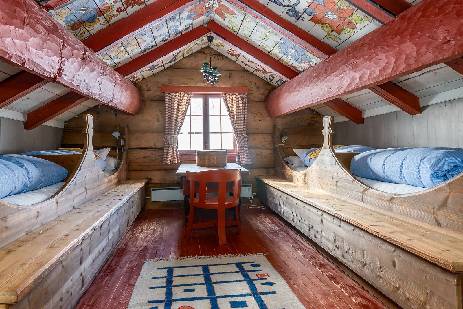 I Loftgarsstoga finner man også et soverom med 4 senger og rosemalt tak. Galleribilde