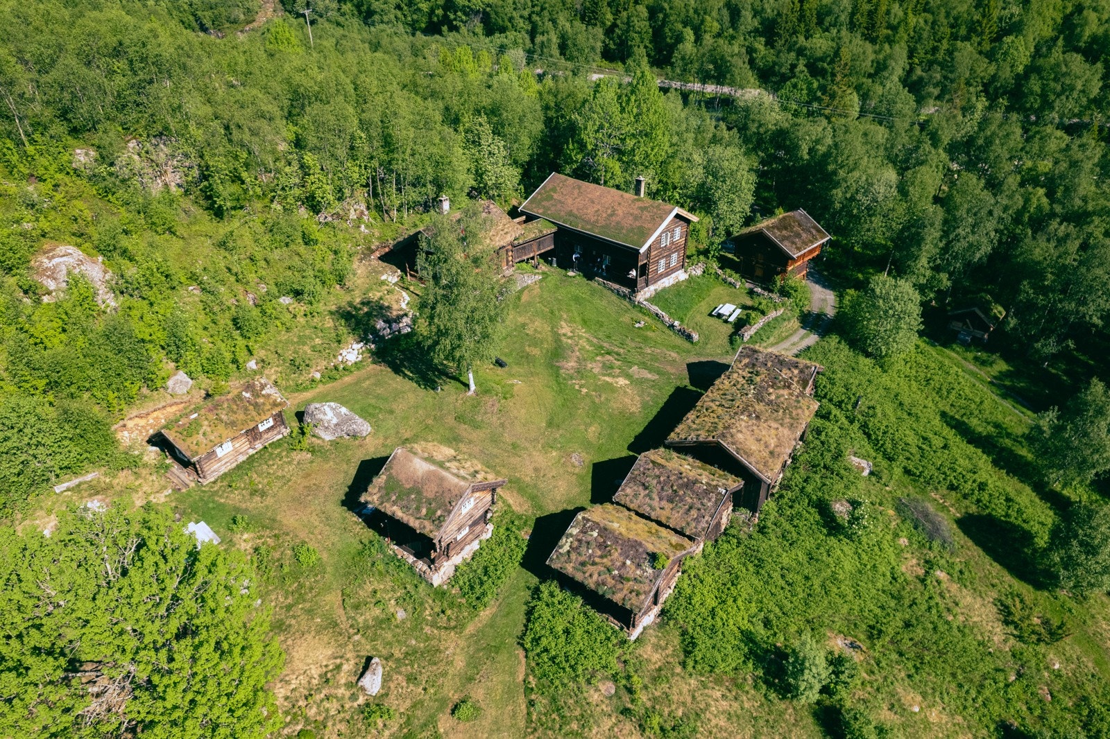 Flere av bygningene er datert til 1700 tallet med registrert laft tilbake til 1500-1600 tallet Galleribilde