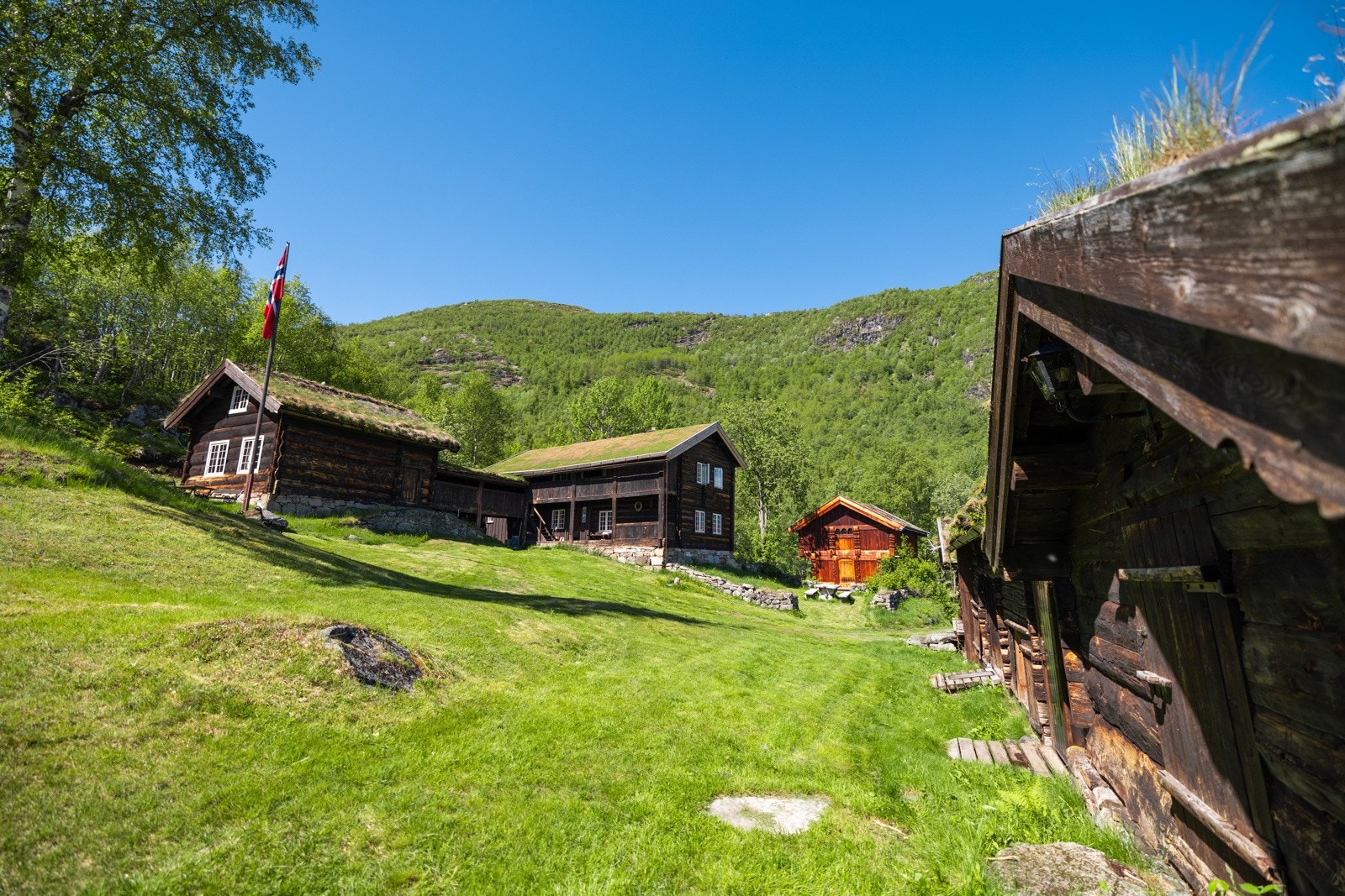 Fantastisk eiendom med et helt unikt tun med velholdte og vakre bygninger fra tidsepoken 1600 til 1800 -tallet Galleribilde