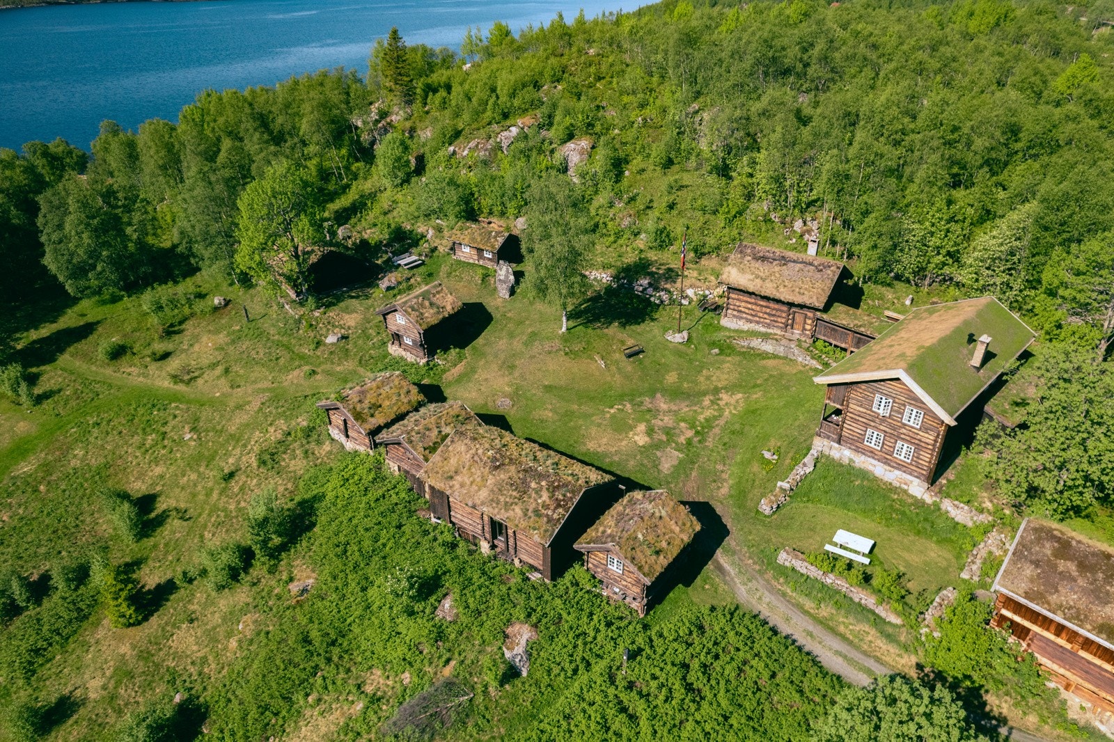 Tunet har en fremragende og solrik beliggenhet inntil det idylliske Totak-vannet Galleribilde