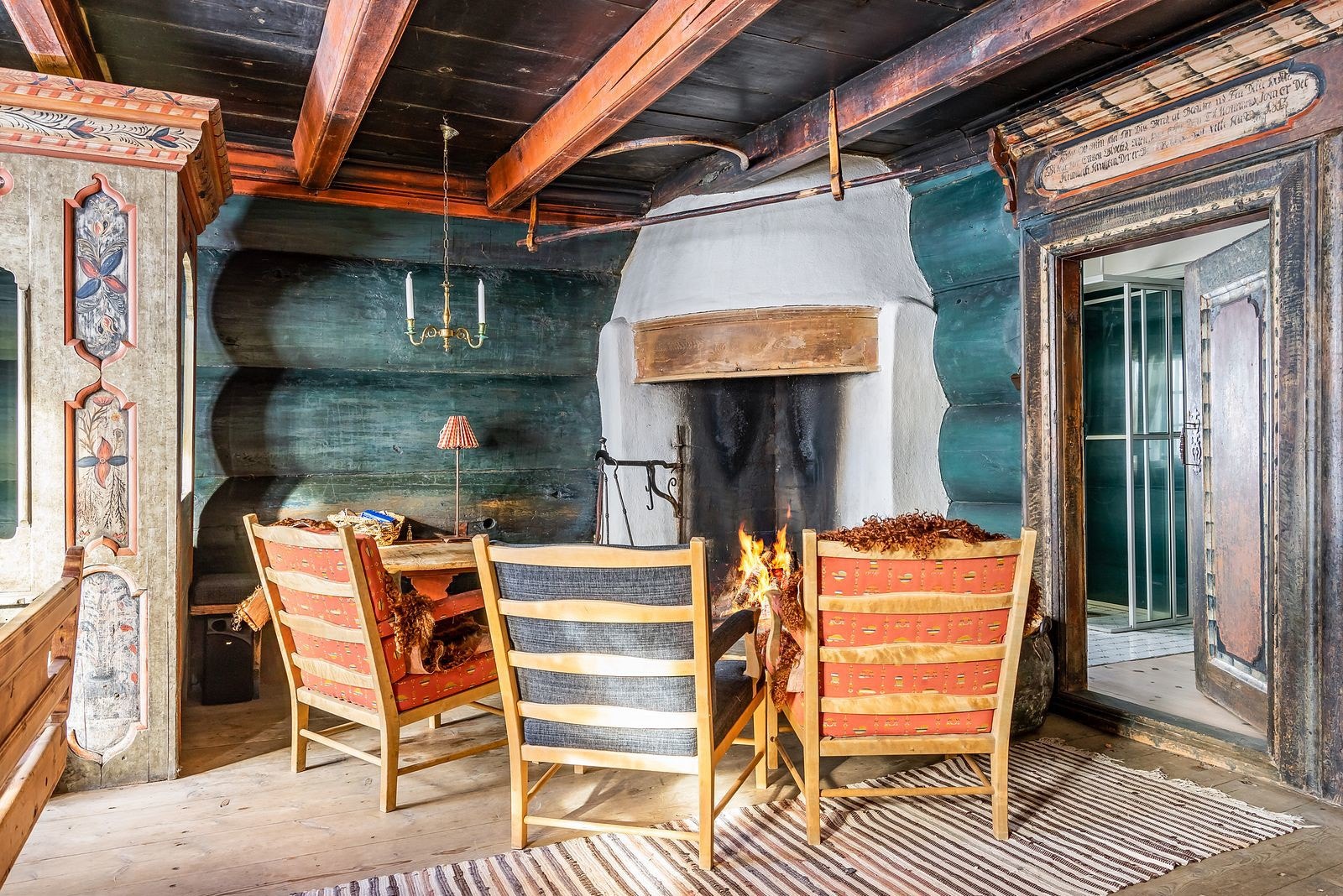 Tømmerveggene i Loftgardstoga er massive, og selv ikke dronning Sonja har sett tilsvarende Galleribilde